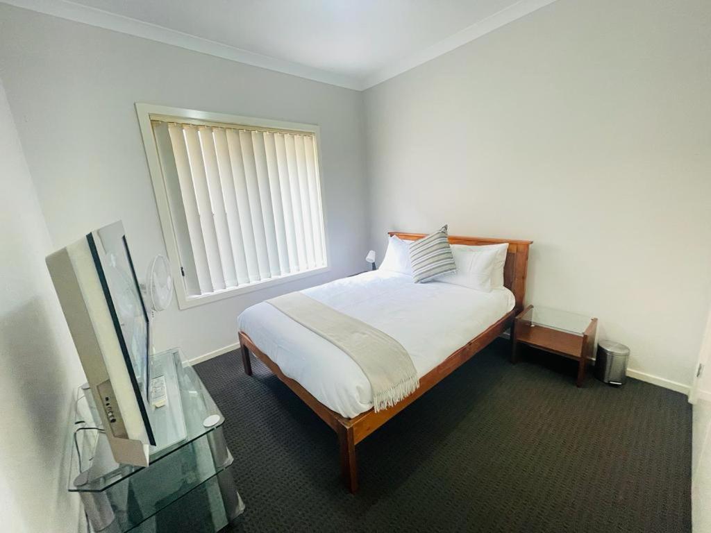 Private room in a house at Sanctuary Lakes - Free street Parking & Netflix - home stay