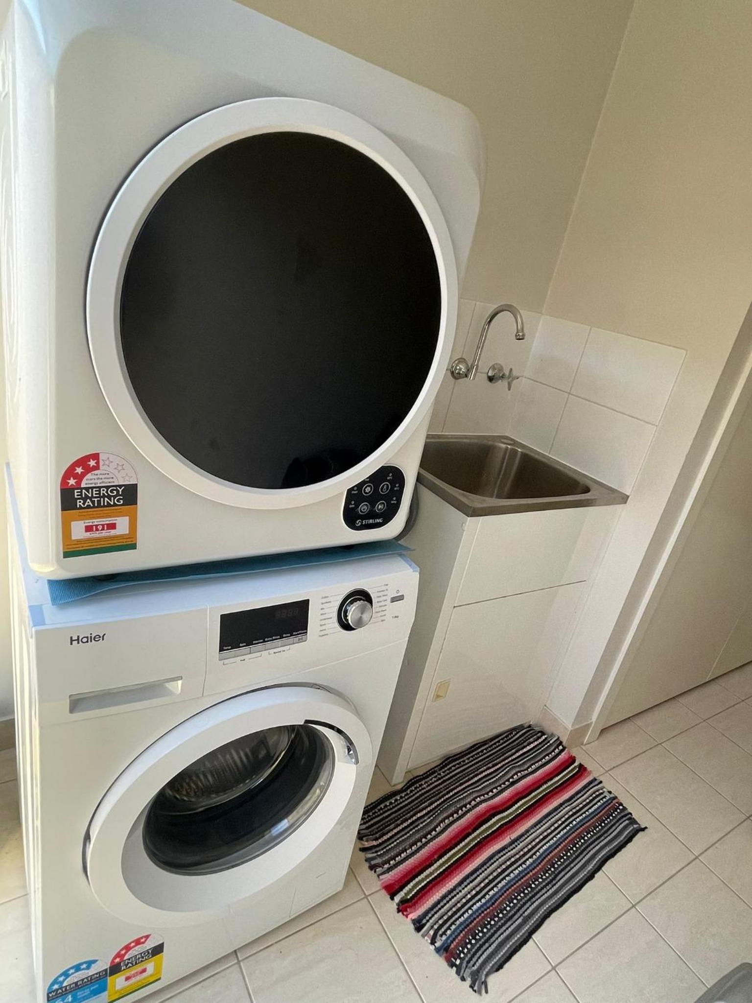 Private room in a house at Sanctuary Lakes - Free street Parking & Netflix - home stay
