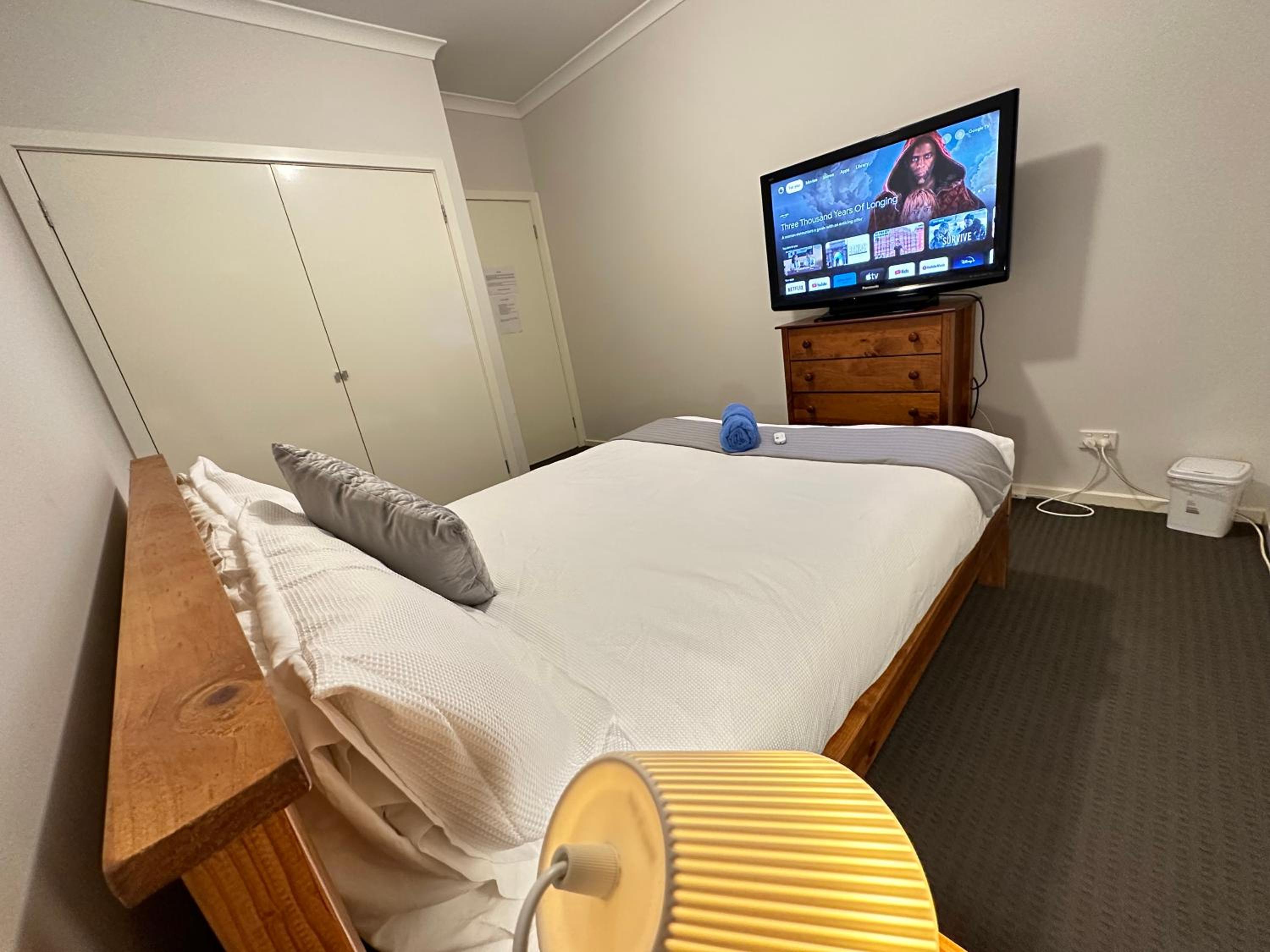 Private room in a house at Sanctuary Lakes - Free street Parking & Netflix - home stay