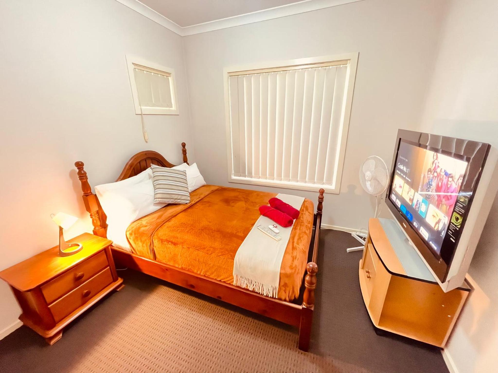 Private room in a house at Sanctuary Lakes - Free street Parking & Netflix - home stay