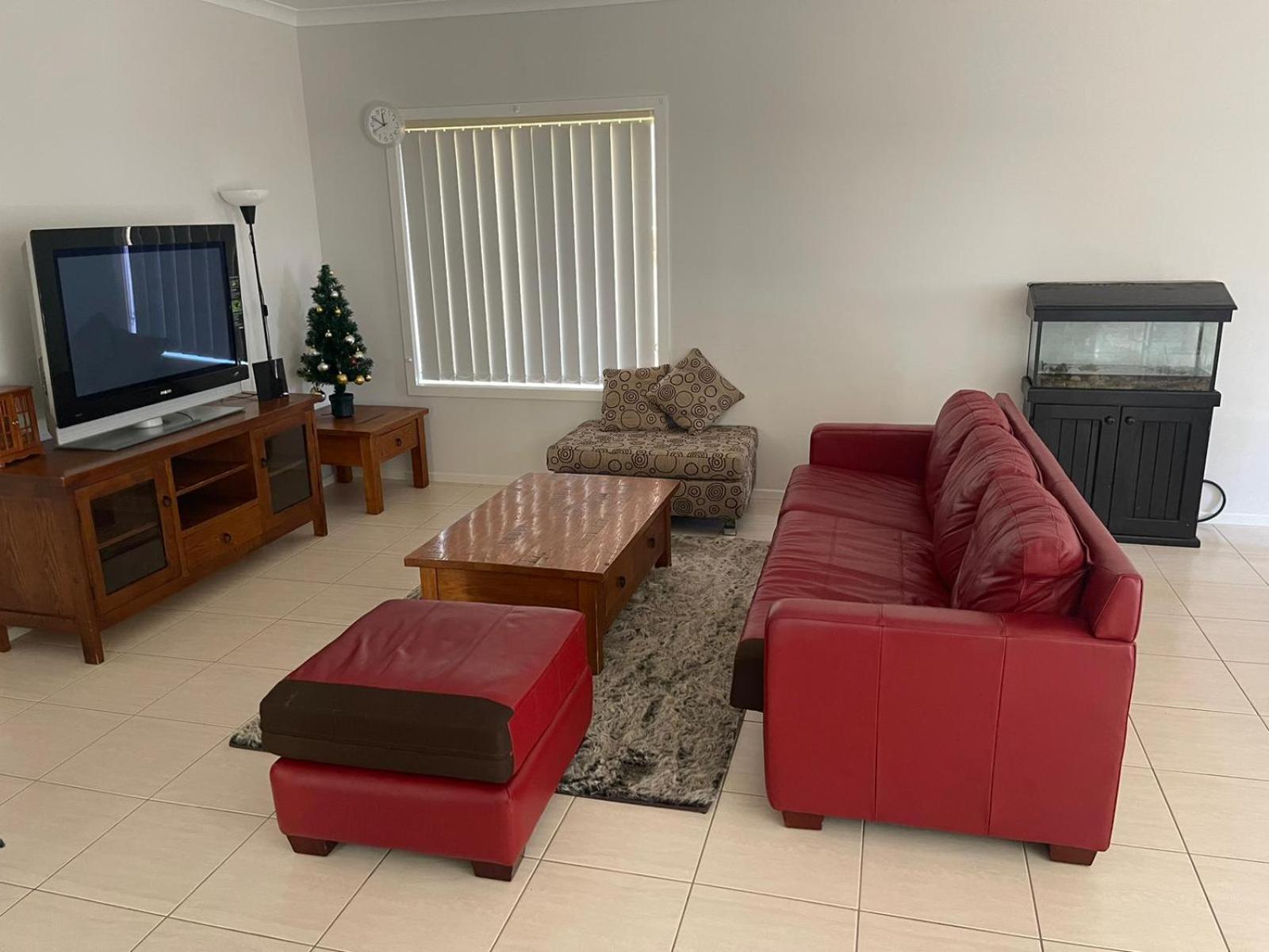 Private room in a house at Sanctuary Lakes - Free street Parking & Netflix - home stay