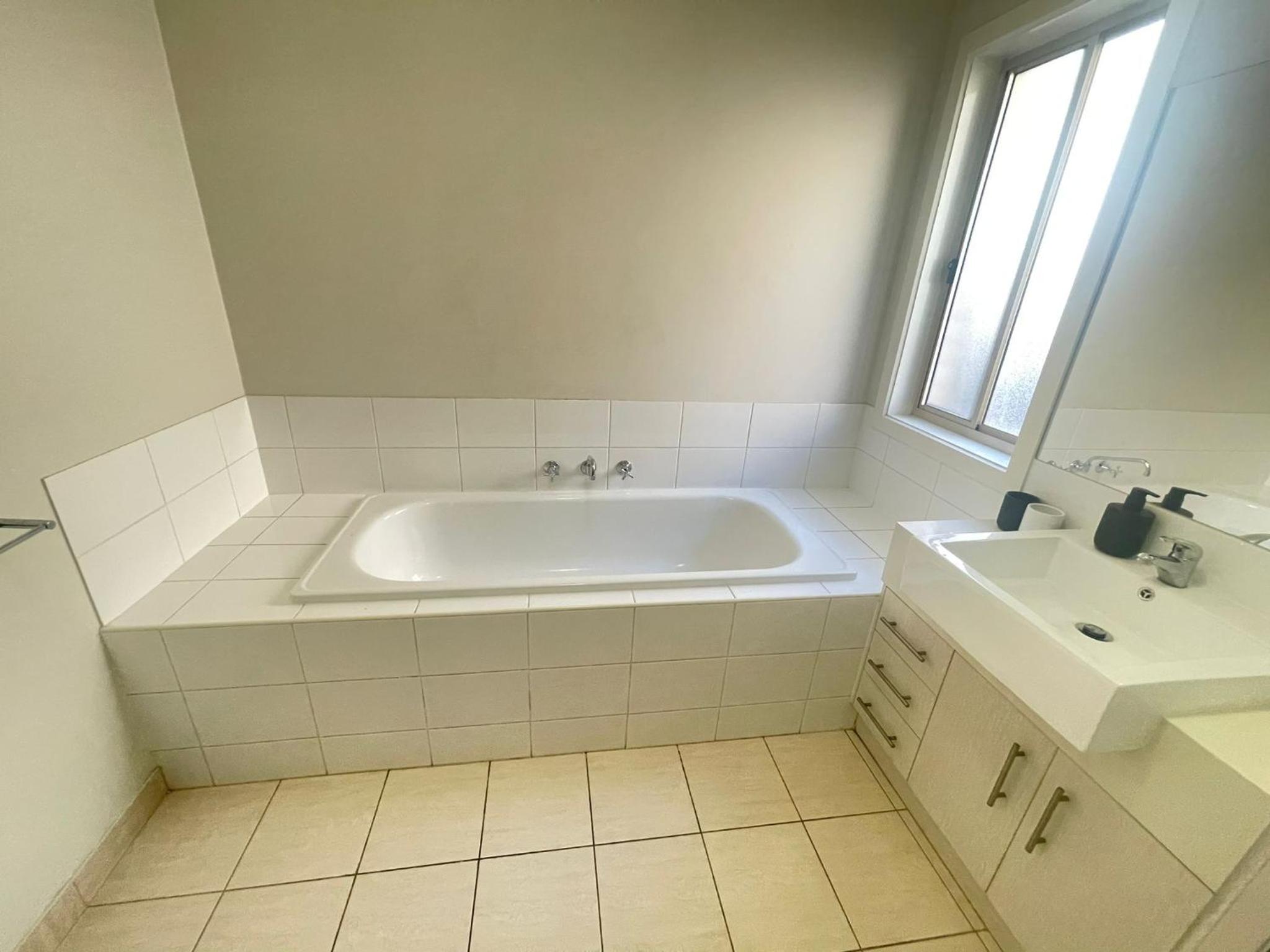 Private room in a house at Sanctuary Lakes - Free street Parking & Netflix - home stay