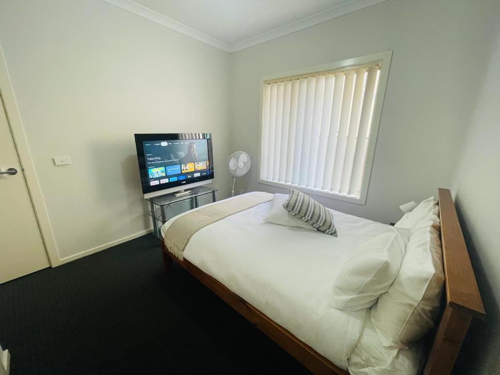 Private room in a house at Sanctuary Lakes - Free street Parking & Netflix - home stay