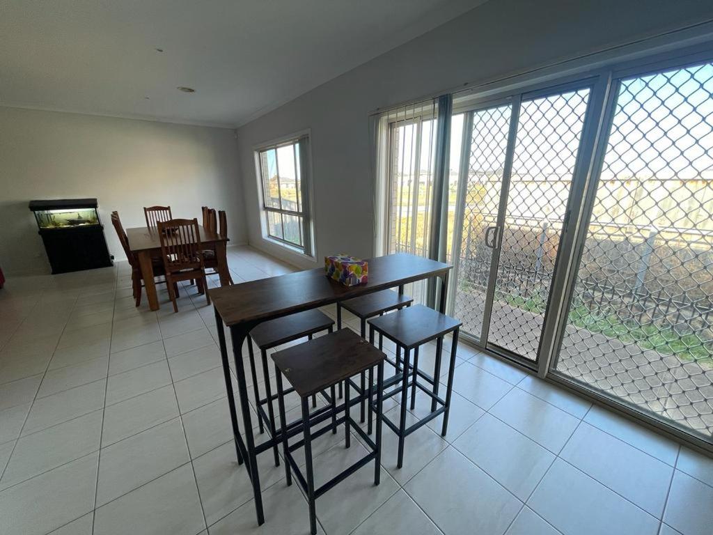 Private room in a house at Sanctuary Lakes - Free street Parking & Netflix - home stay