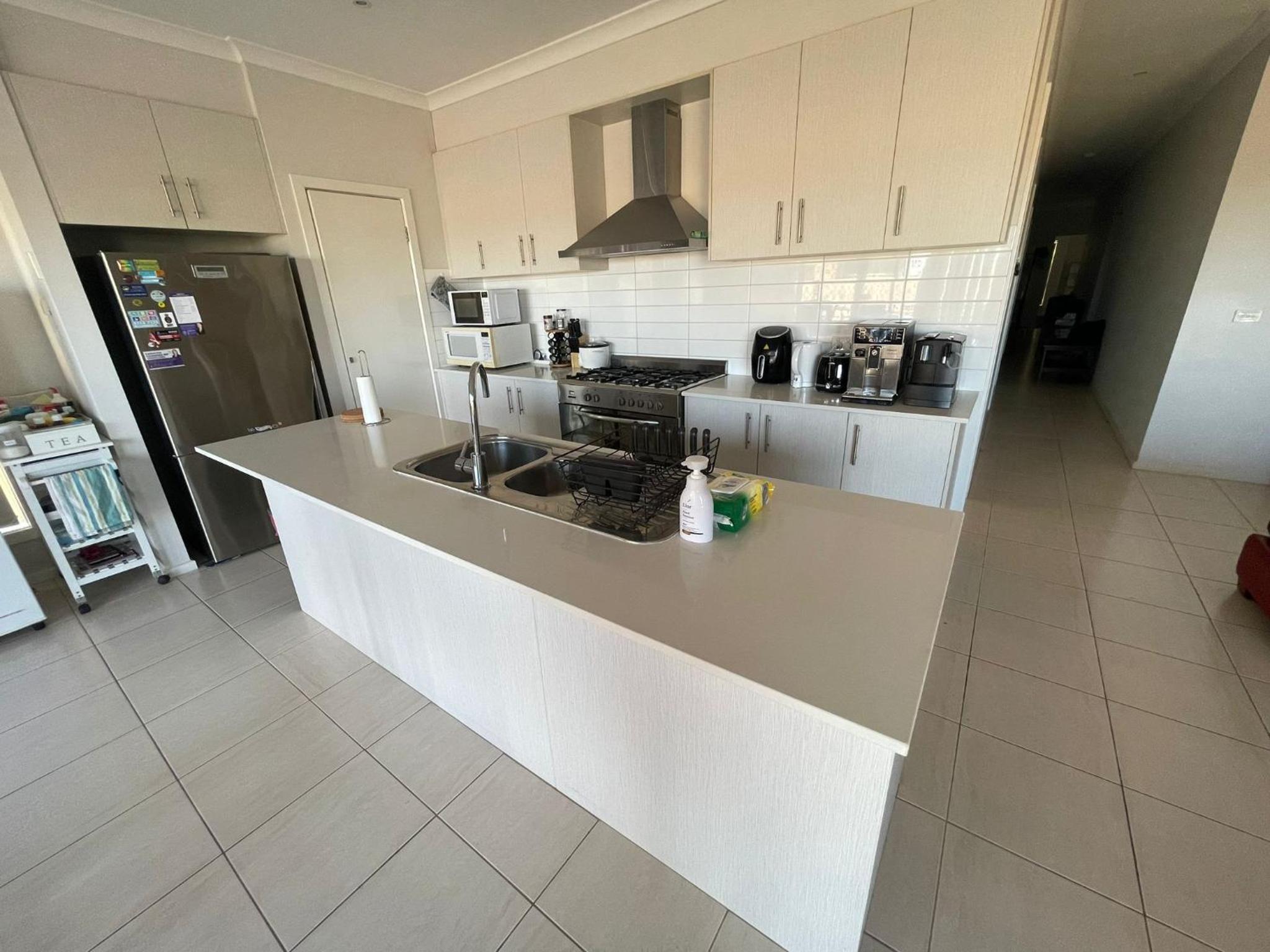 Private room in a house at Sanctuary Lakes - Free street Parking & Netflix - home stay