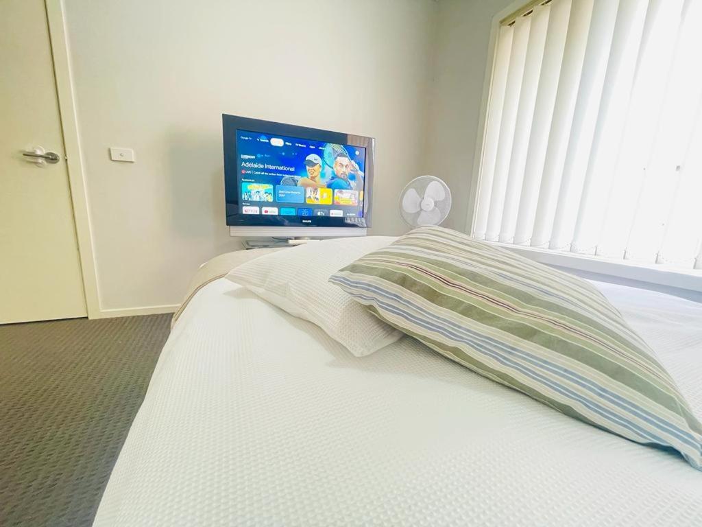 Private room in a house at Sanctuary Lakes - Free street Parking & Netflix - home stay