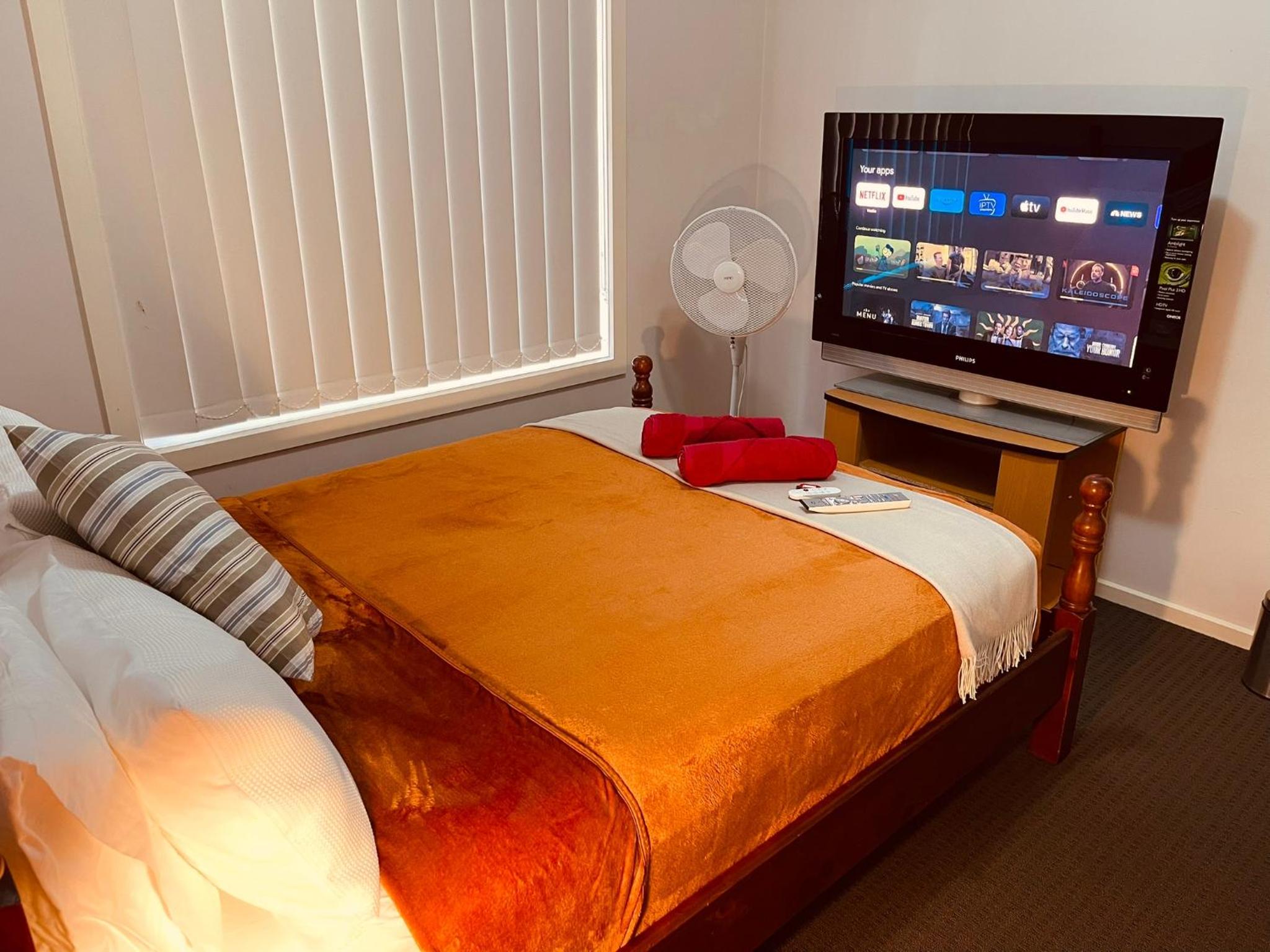 Private room in a house at Sanctuary Lakes - Free street Parking & Netflix - home stay