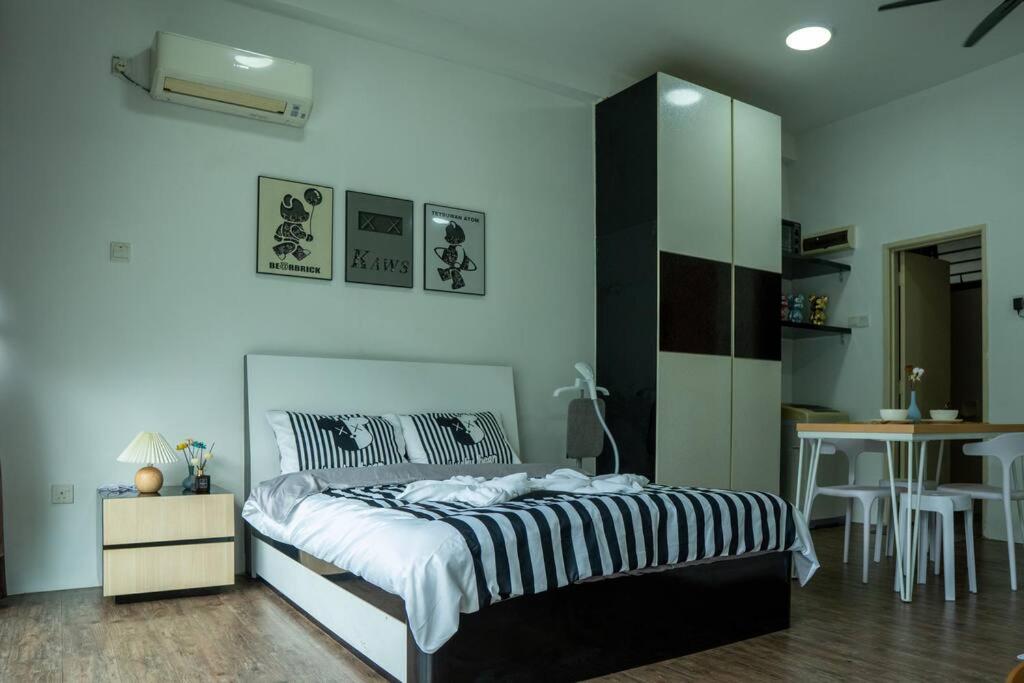 Mount Austin #Palazio A1 Studio Bearbrick 1-2Pax #MSPro