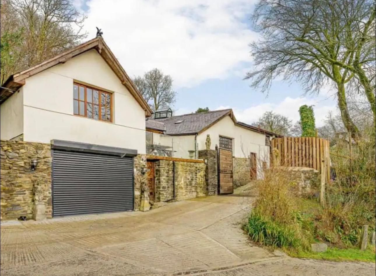 Coed Y Ddraig - Pirates Inn themed 3 bedroom cottage, with bar & pool table