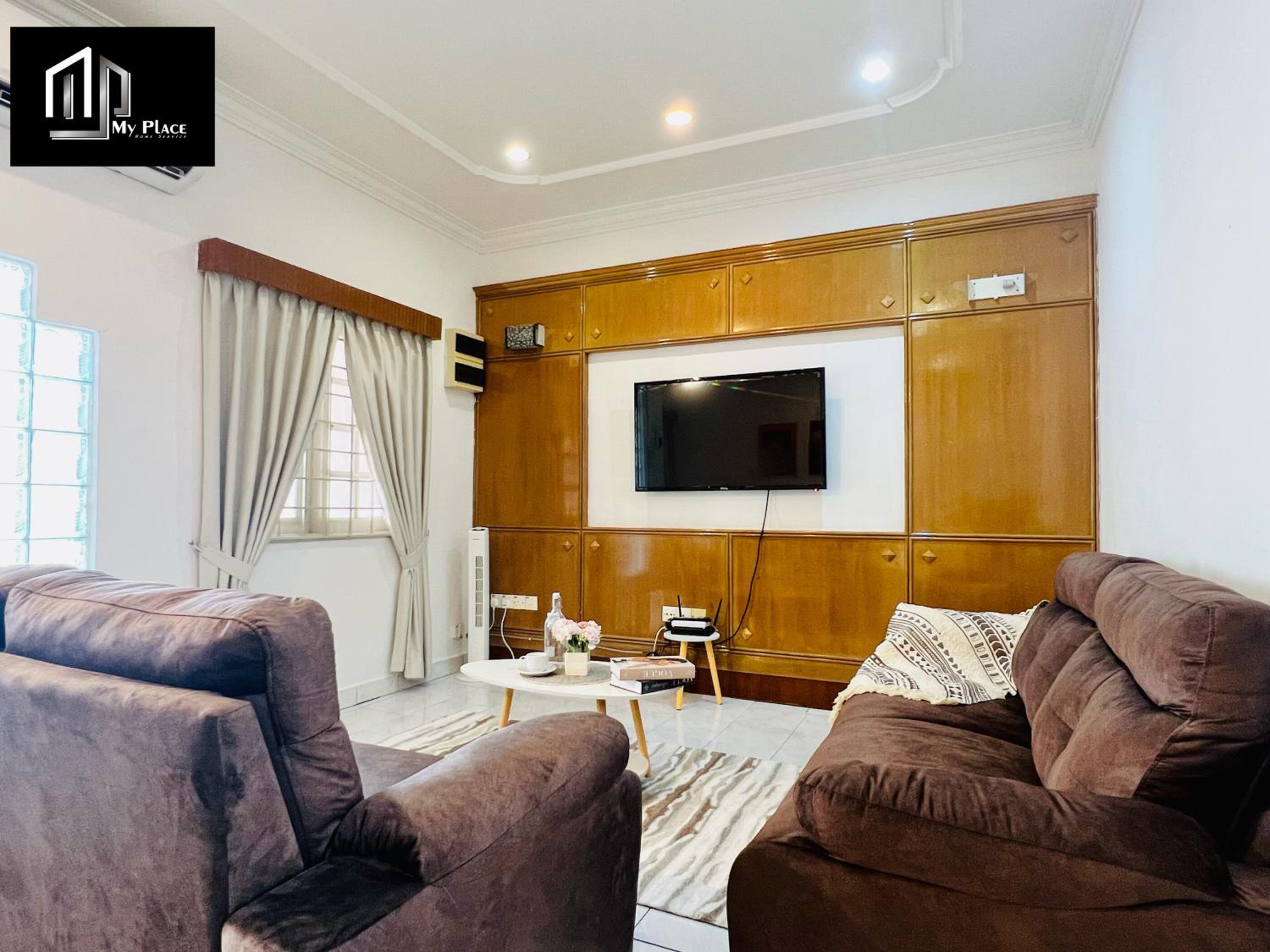 2-Stry 4BR Beside Jonker Street Taman Kota Laksamana 11 by Myplace photo 2