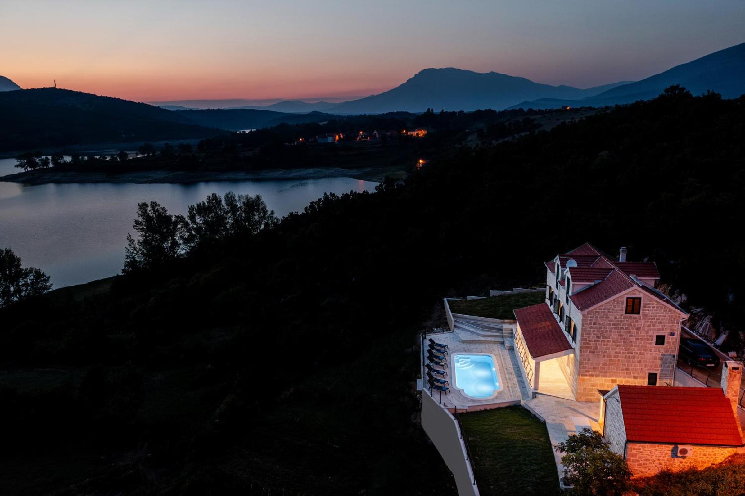 Escape on Lake - private retreat with Pool & Jacuzzi photo 4