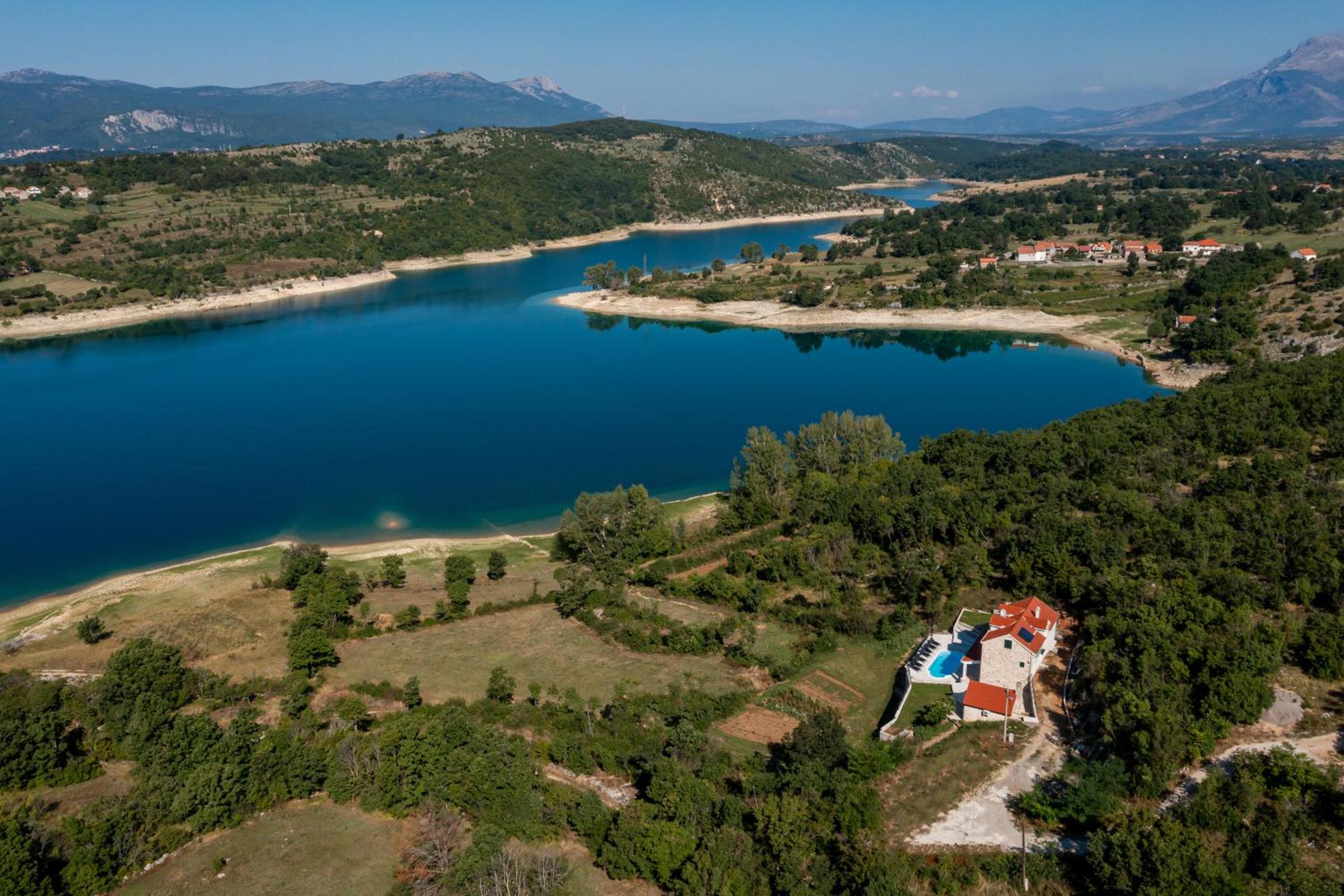 Escape on Lake - private retreat with Pool & Jacuzzi