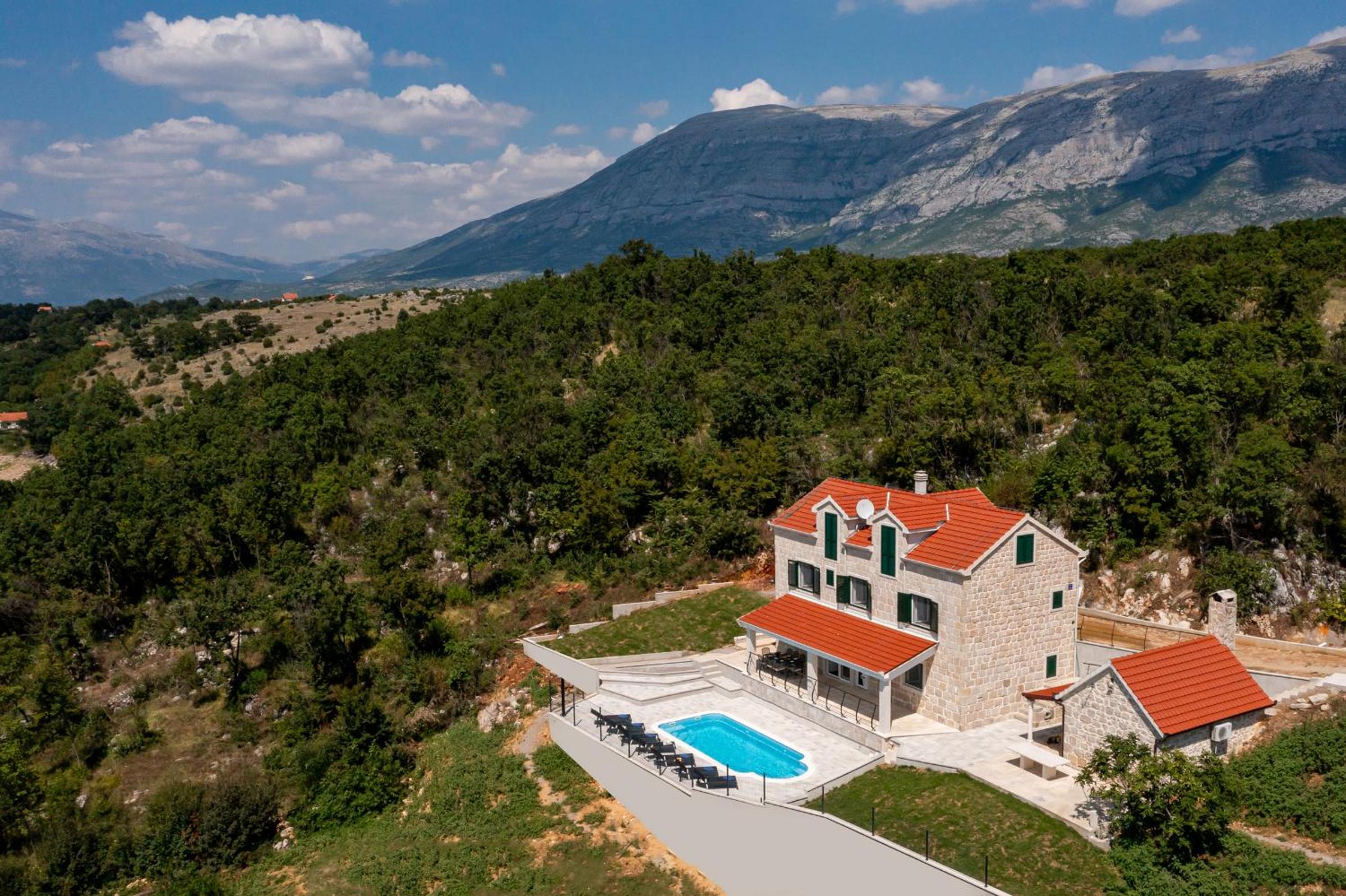 Escape on Lake - private retreat with Pool & Jacuzzi