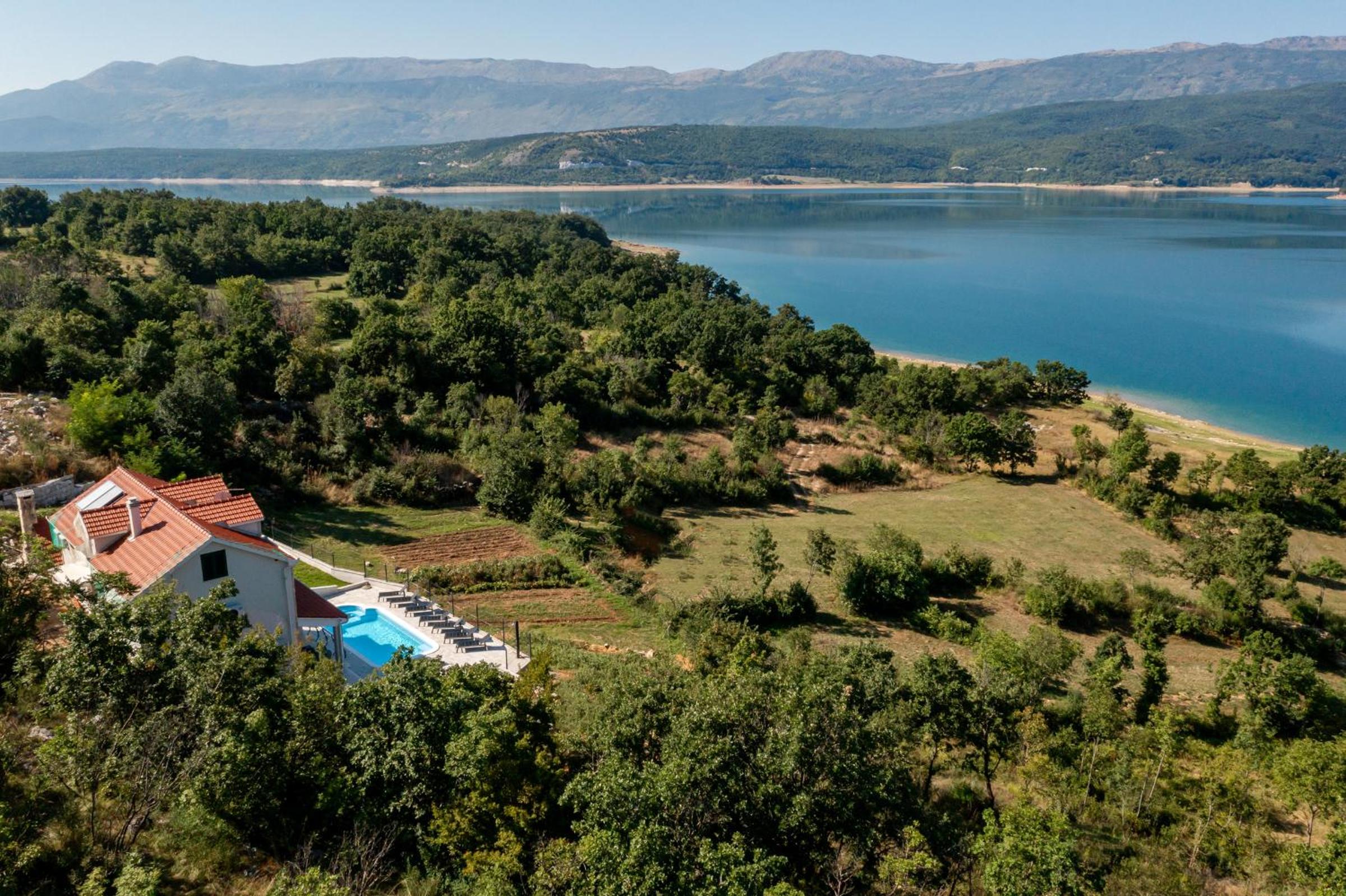 Escape on Lake - private retreat with Pool & Jacuzzi