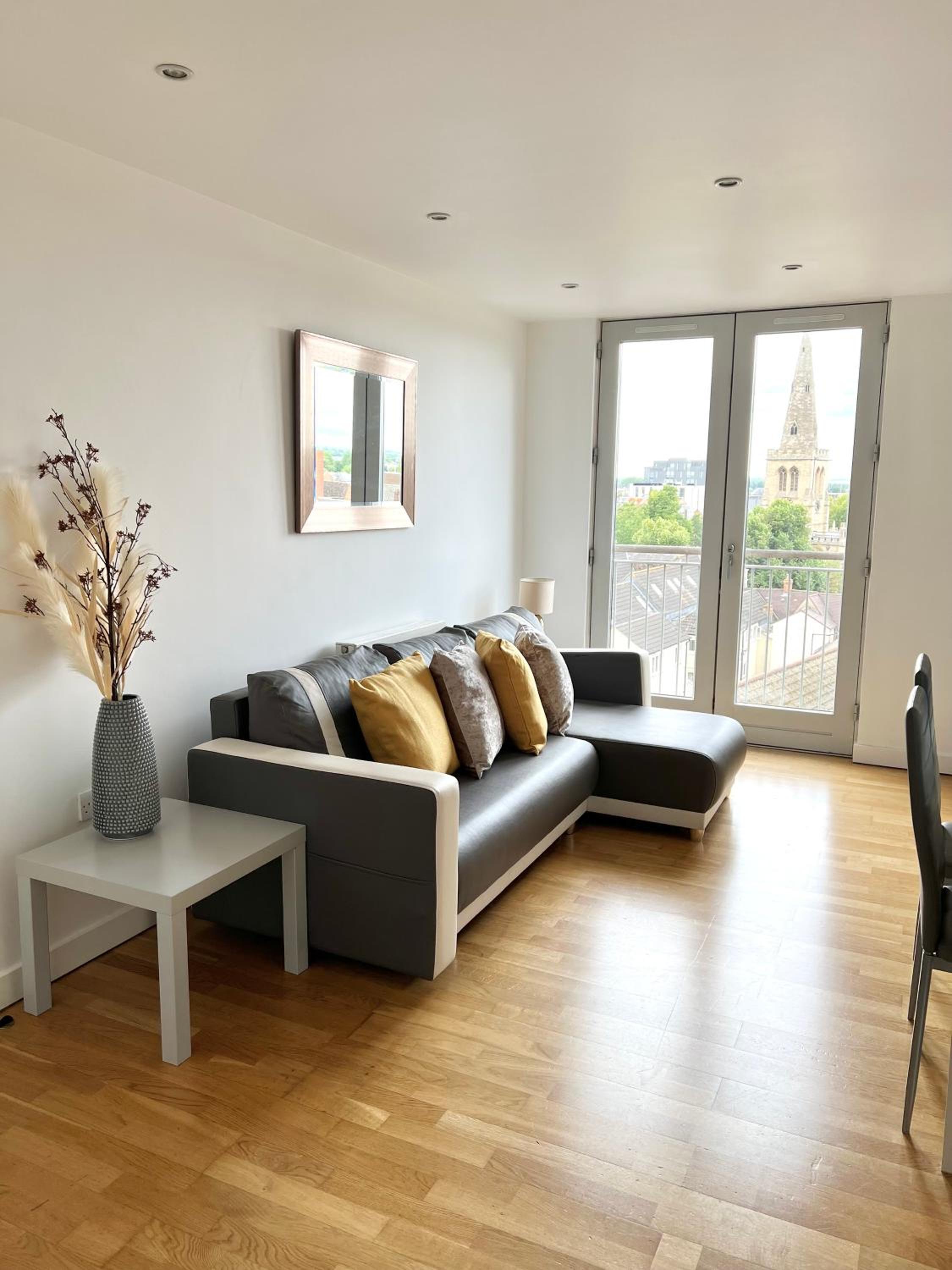 Town & Quiet - 1 Bed - Fast Fibre - Free Parking view 2