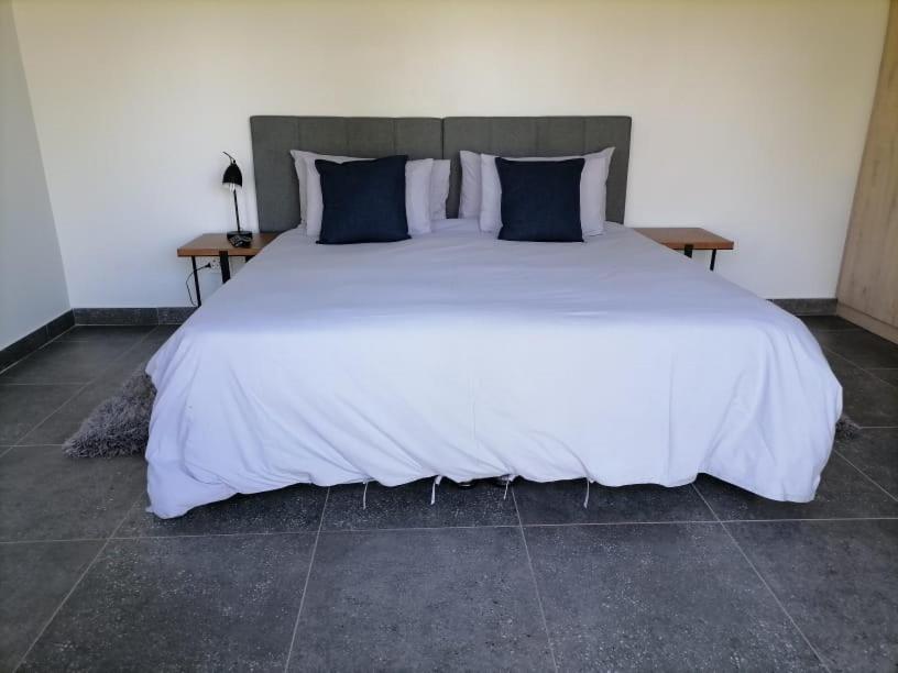 Stone`s Throw Manor view 4
