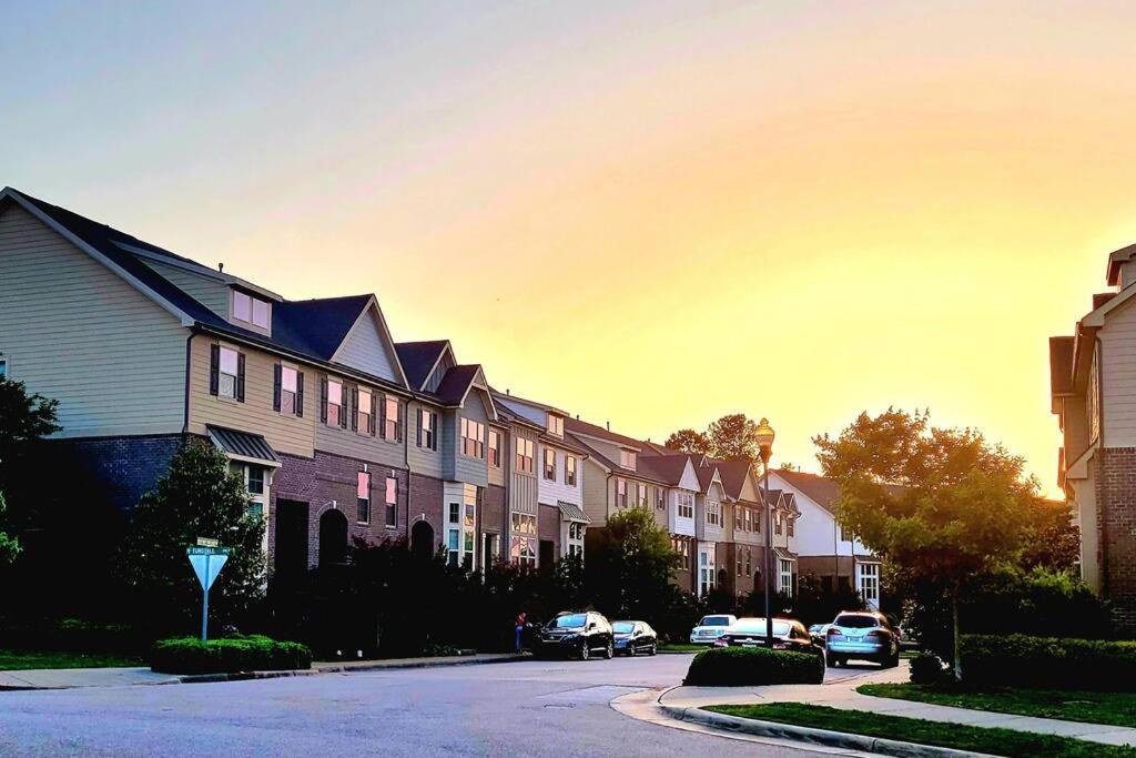 Modern & Luxurious 3 Bdrm 2.5 Bath Townhome view 2