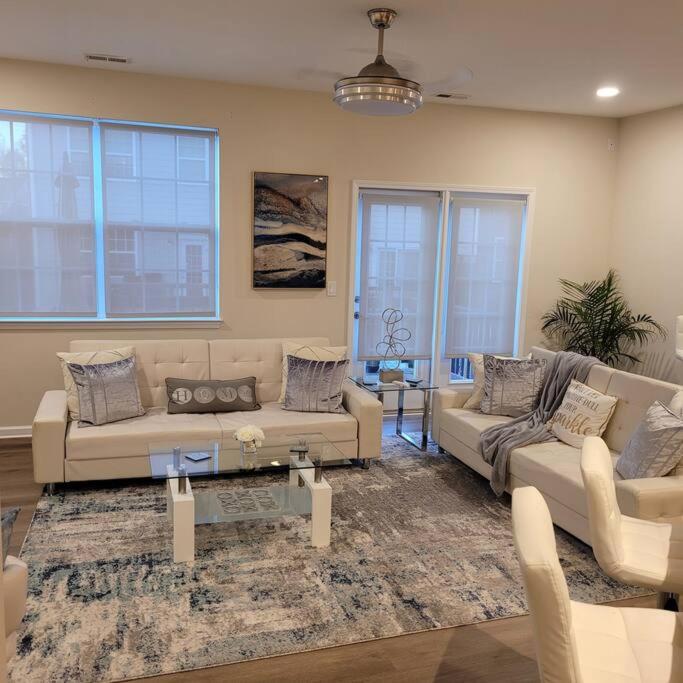 Modern & Luxurious 3 Bdrm 2.5 Bath Townhome view 5