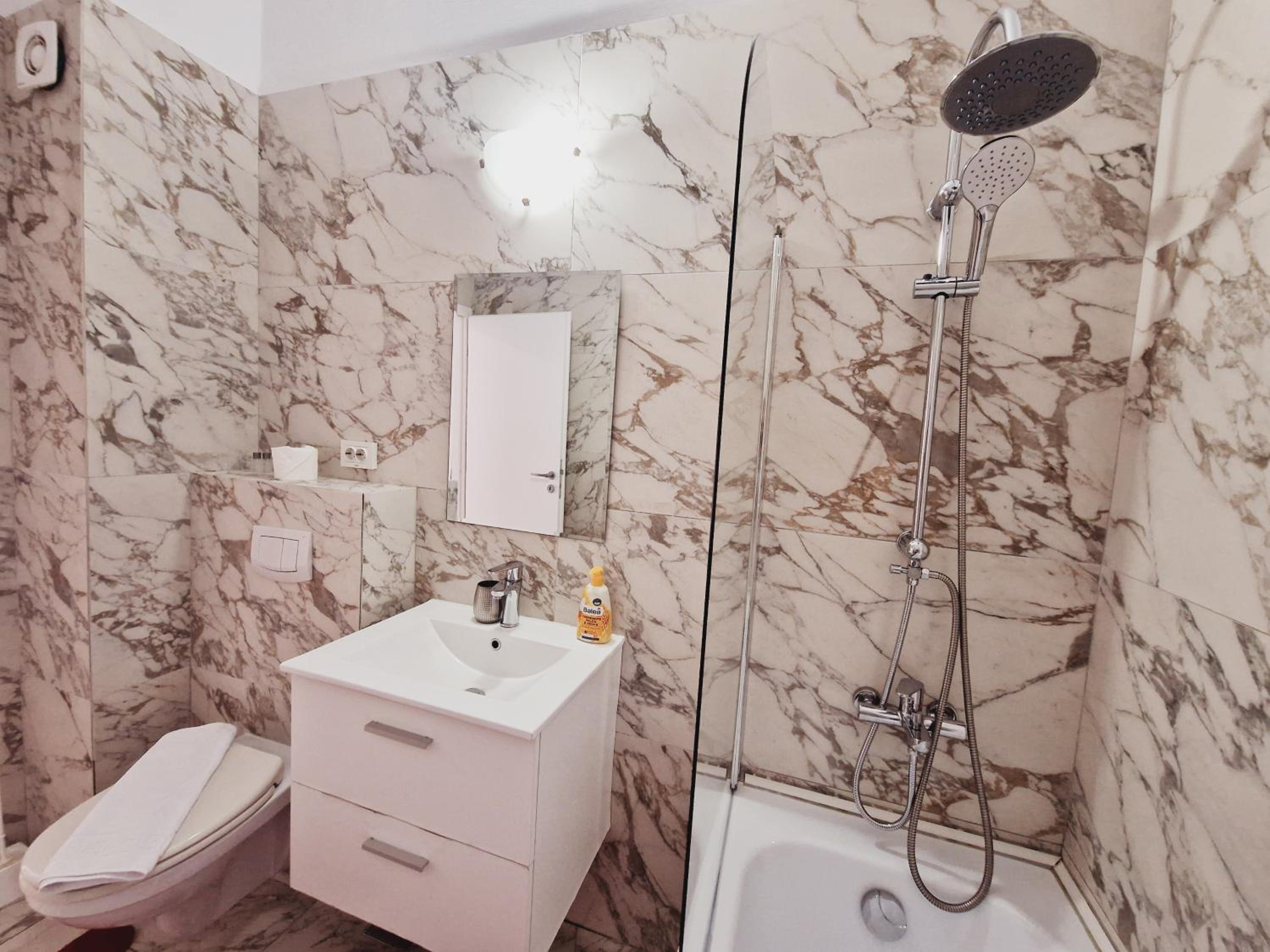 Ultracentral 5* Boutique Hotel style apartment. Brand new. 2 rooms. Spacious. Free parking view 2