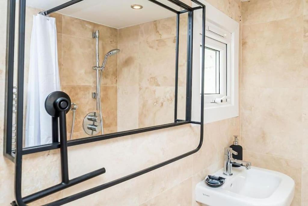 Hidden Gem with En-Suites in West Hampstead view 5