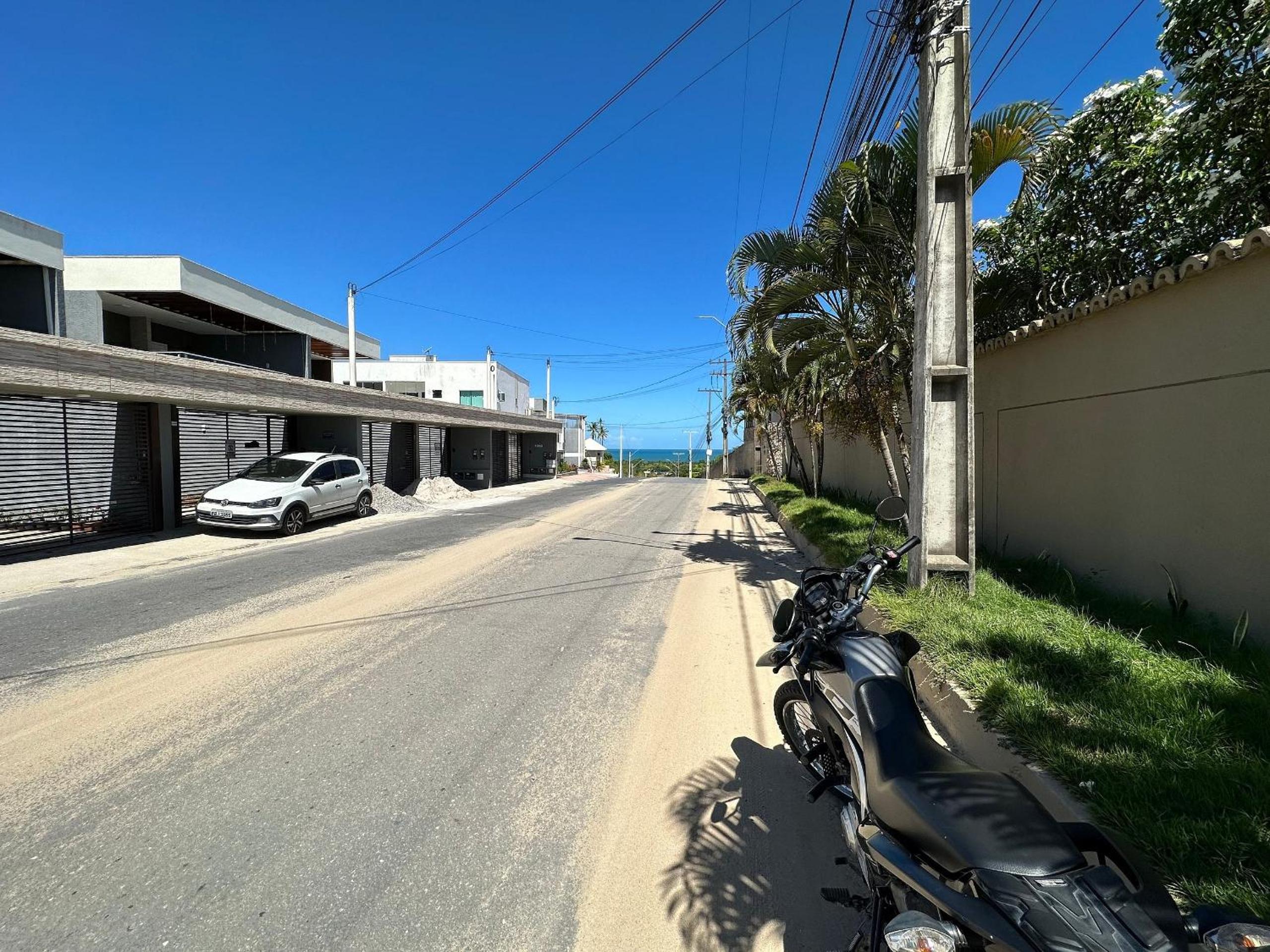 Apto no pavimento superior com 2 quartos (ambos com ar)com vista para o mar e internet privada 300MBPS. a aproximadamente 900m da praia de Taperapuã (Axé M