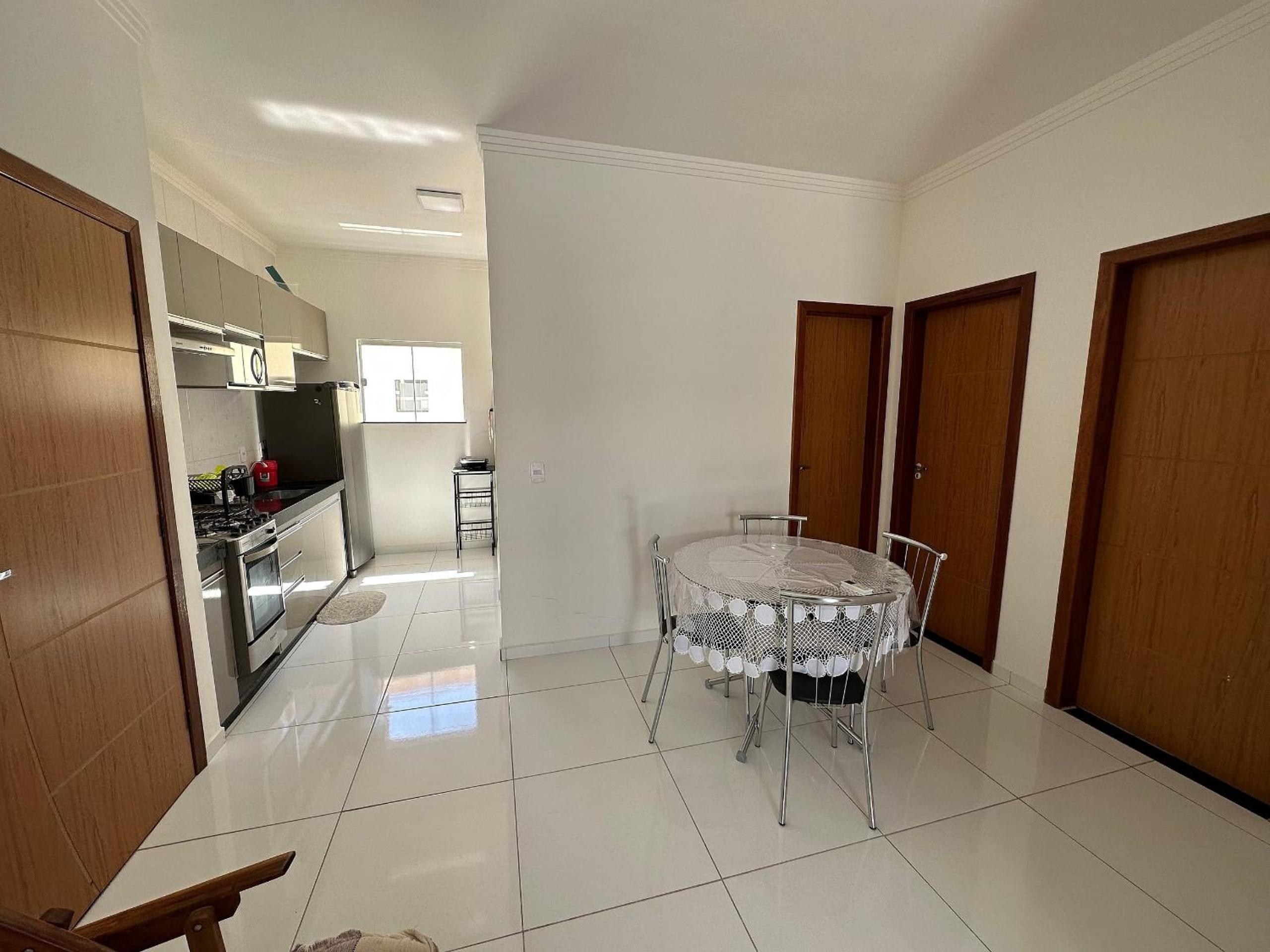 Apto no pavimento superior com 2 quartos (ambos com ar)com vista para o mar e internet privada 300MBPS. a aproximadamente 900m da praia de Taperapuã (Axé M