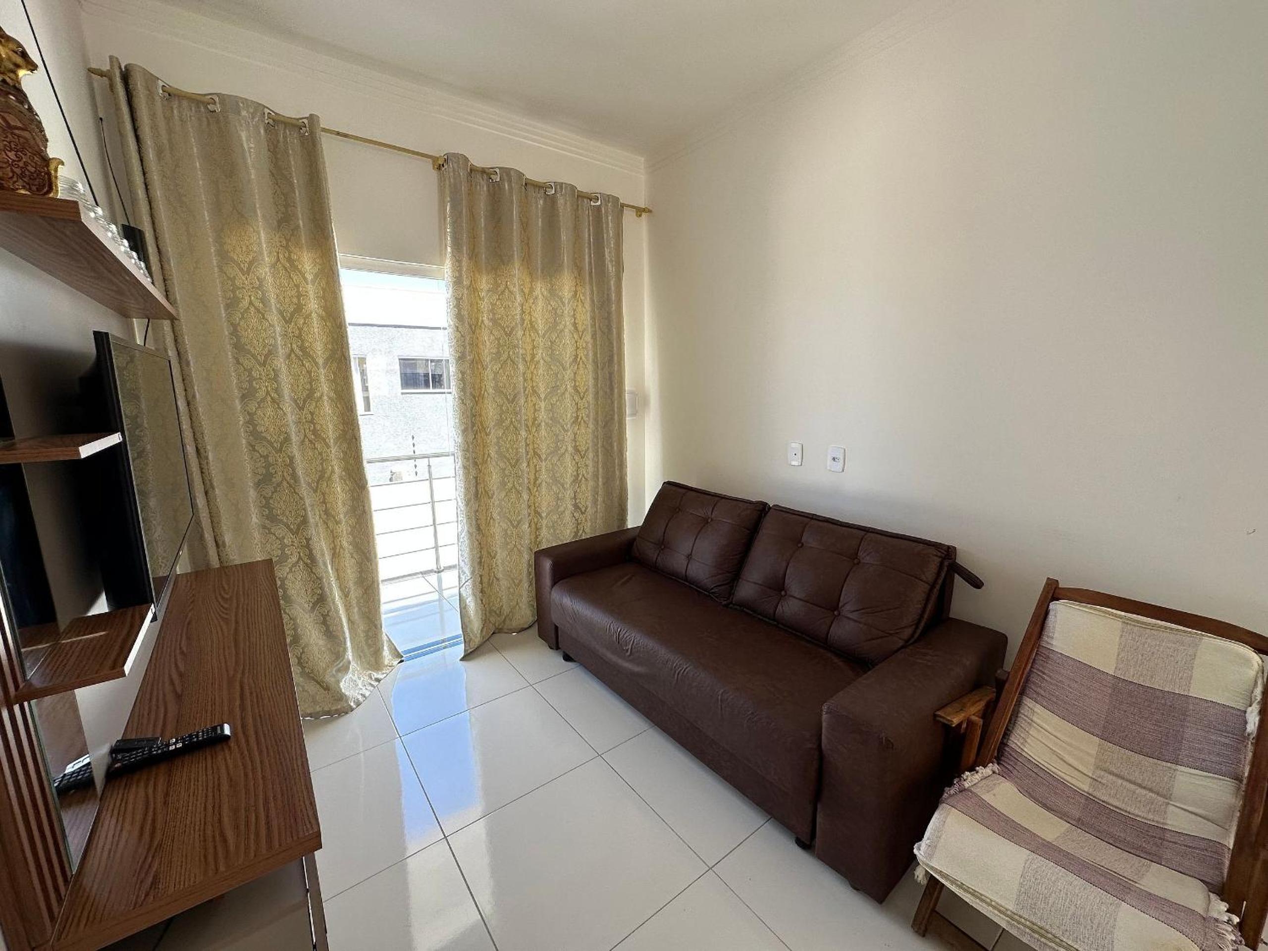 Apto no pavimento superior com 2 quartos (ambos com ar)com vista para o mar e internet privada 300MBPS. a aproximadamente 900m da praia de Taperapuã (Axé M