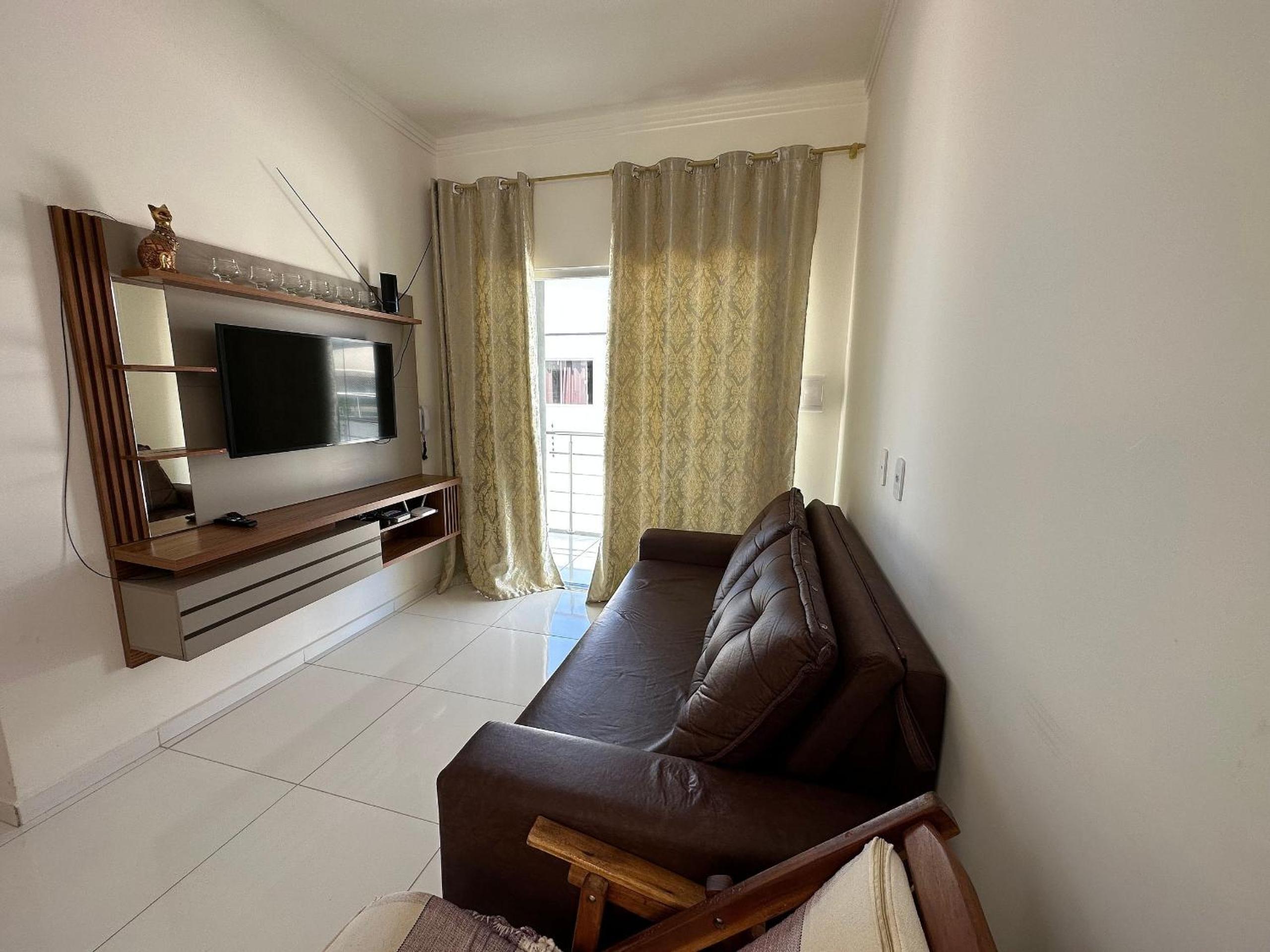 Apto no pavimento superior com 2 quartos (ambos com ar)com vista para o mar e internet privada 300MBPS. a aproximadamente 900m da praia de Taperapuã (Axé M