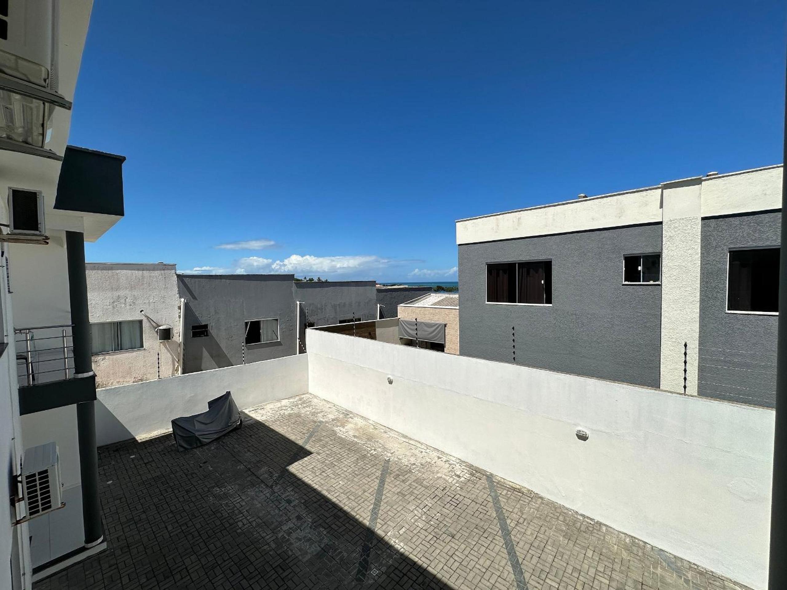 Apto no pavimento superior com 2 quartos (ambos com ar)com vista para o mar e internet privada 300MBPS. a aproximadamente 900m da praia de Taperapuã (Axé M