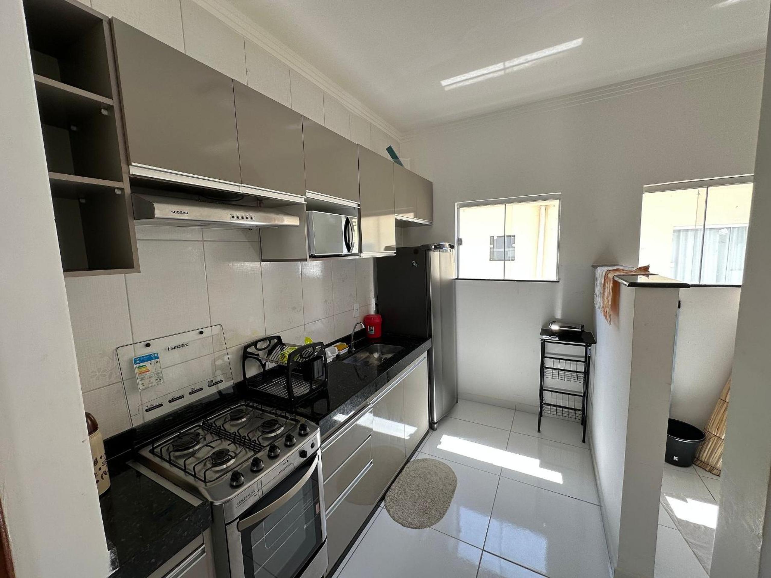 Apto no pavimento superior com 2 quartos (ambos com ar)com vista para o mar e internet privada 300MBPS. a aproximadamente 900m da praia de Taperapuã (Axé M