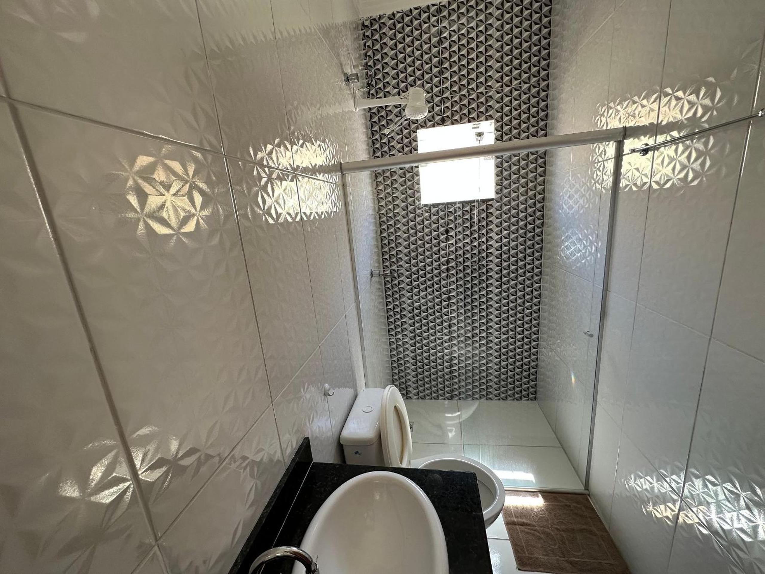Apto no pavimento superior com 2 quartos (ambos com ar)com vista para o mar e internet privada 300MBPS. a aproximadamente 900m da praia de Taperapuã (Axé M
