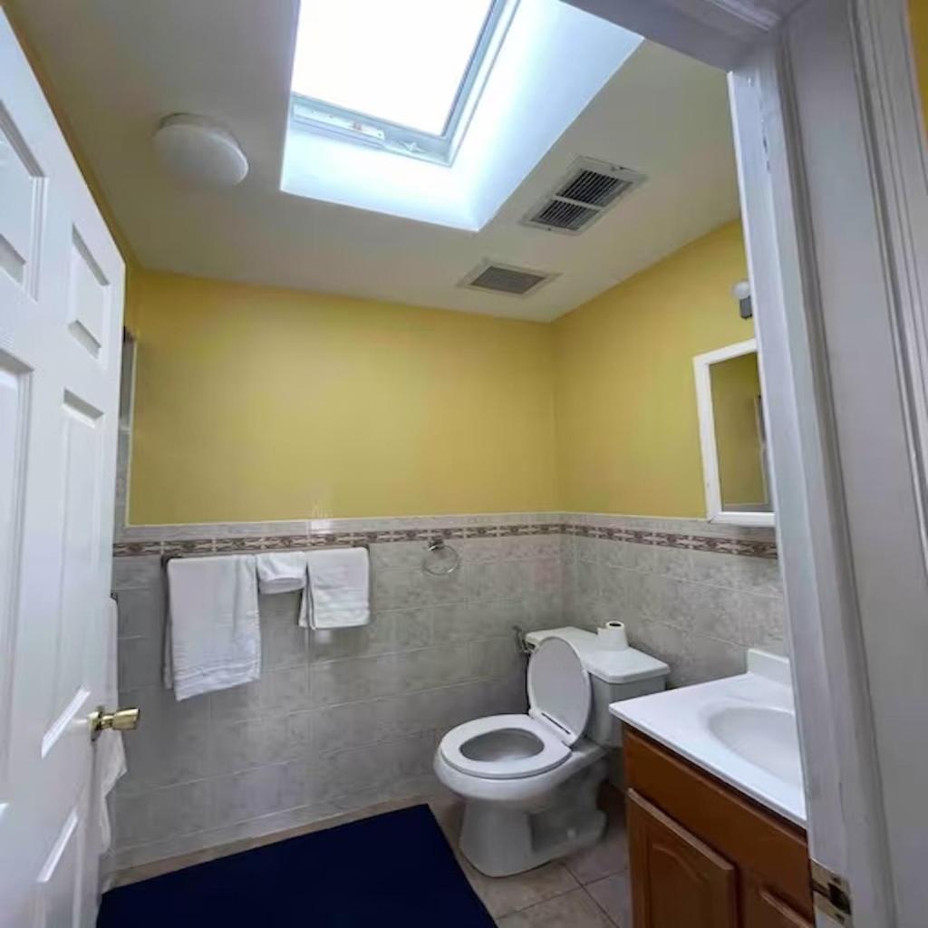 Business & Family Friendly Balcony Jacuzzi Free Park