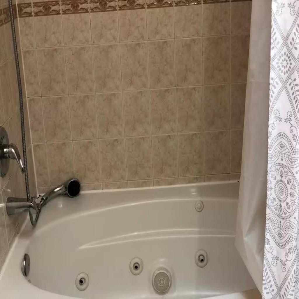 Business & Family Friendly Balcony Jacuzzi Free Park