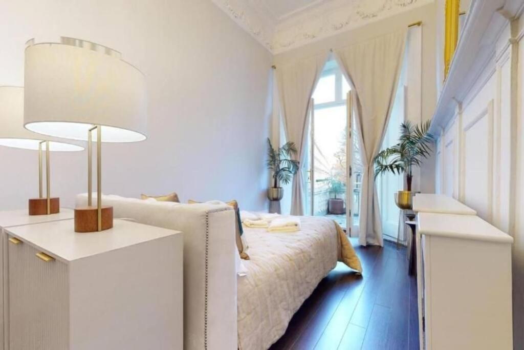 Stunning Hyde Park Home with Private Balcony & Lift Elevator Access