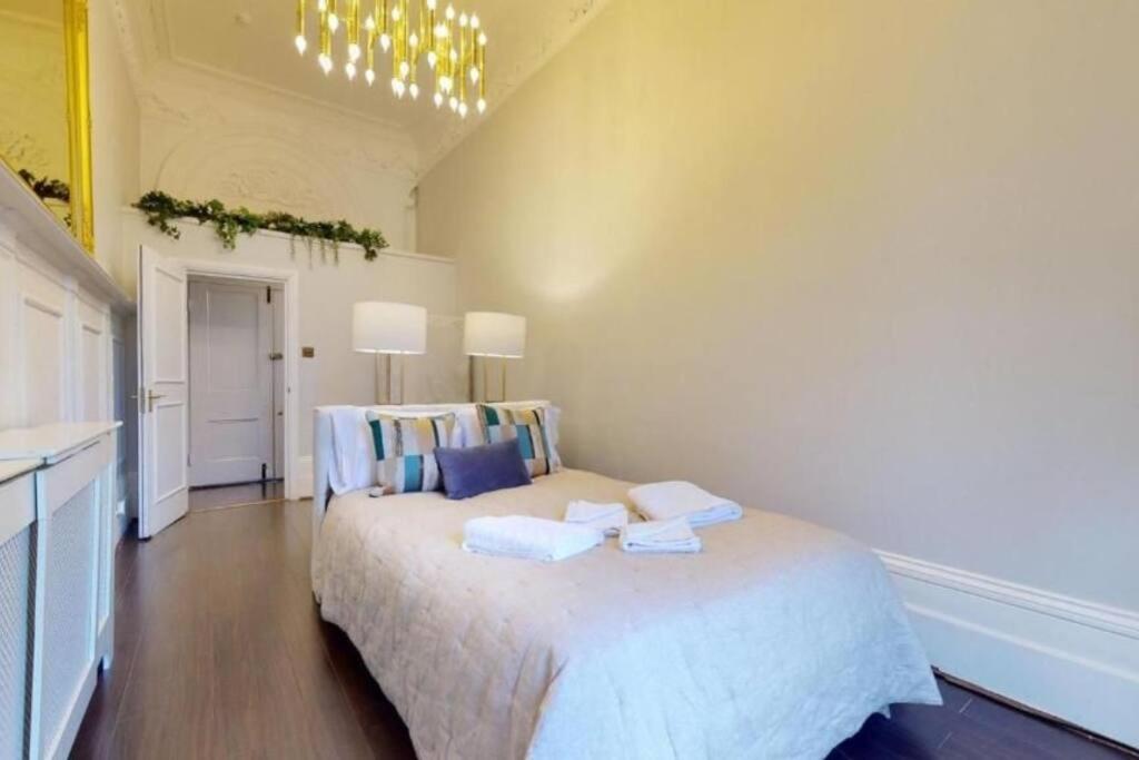 Stunning Hyde Park Home with Private Balcony & Lift Elevator Access