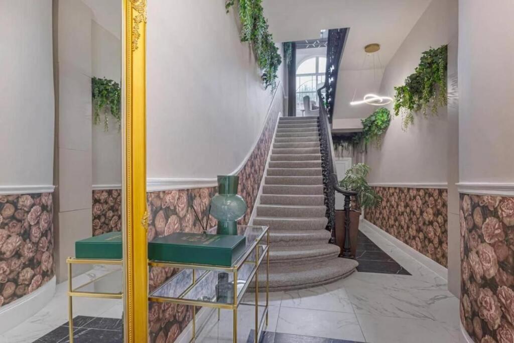 Stunning Hyde Park Home with Private Balcony & Lift Elevator Access