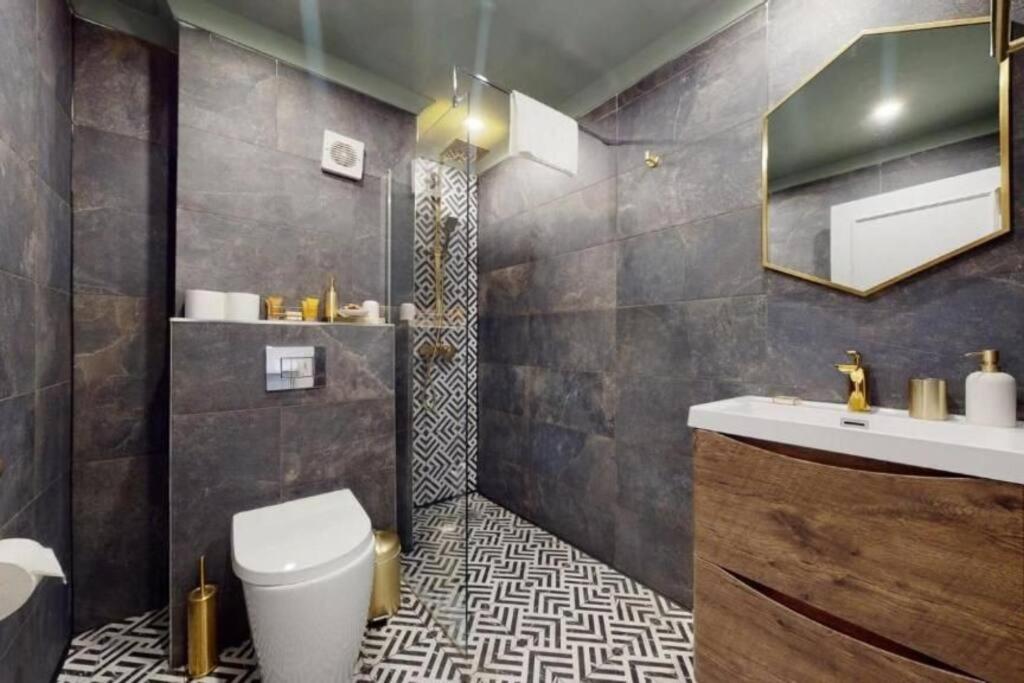 Stunning Hyde Park Home with Private Balcony & Lift Elevator Access