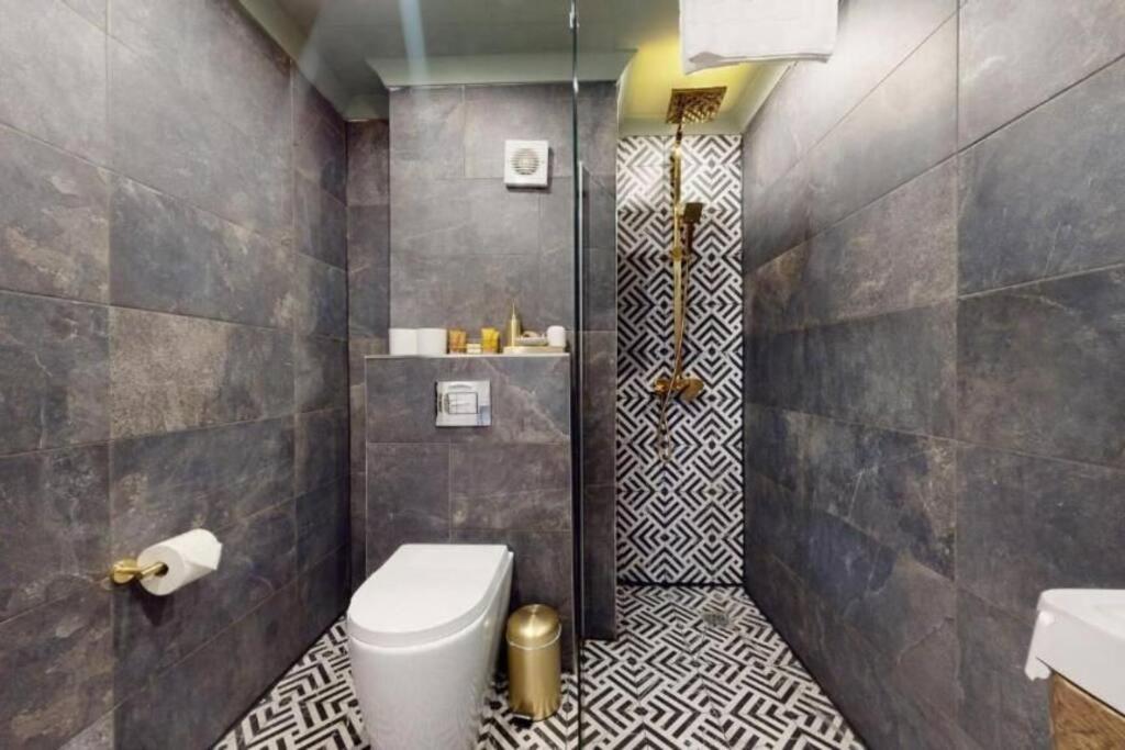 Stunning Hyde Park Home with Private Balcony & Lift Elevator Access