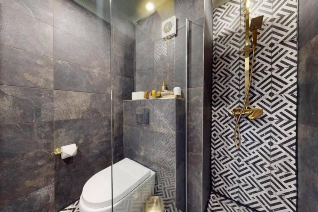 Stunning Hyde Park Home with Private Balcony & Lift Elevator Access