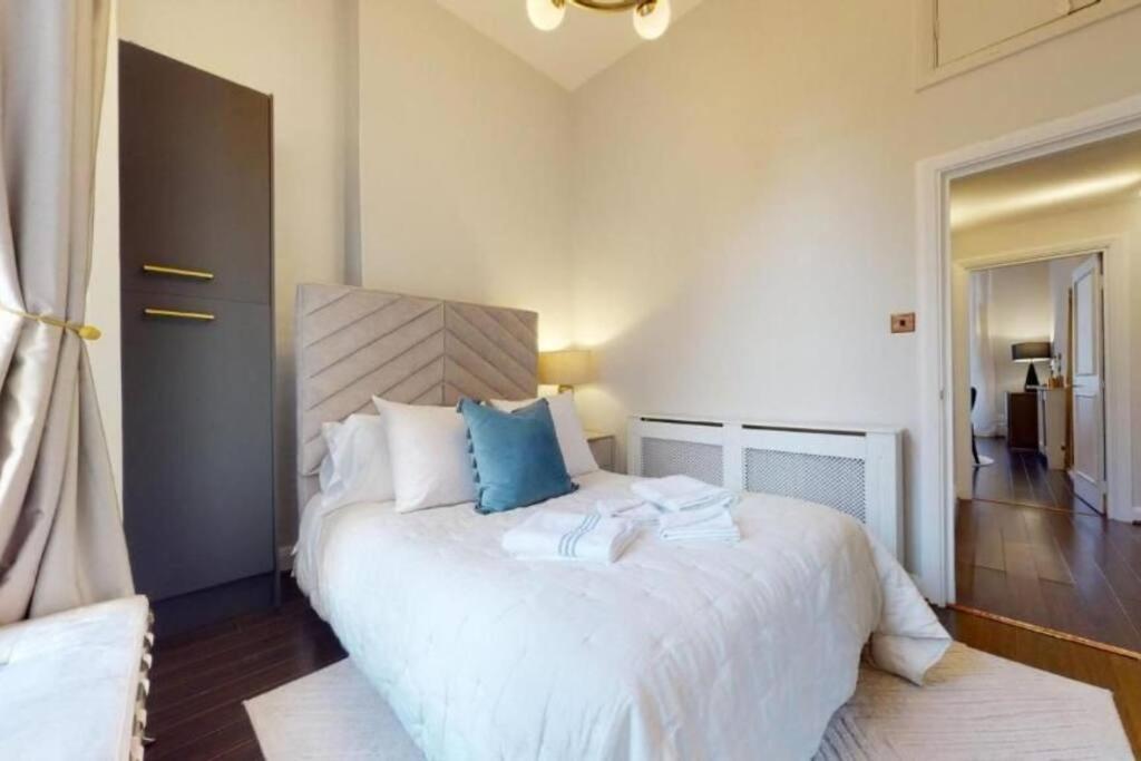 Stunning Hyde Park Home with Private Balcony & Lift Elevator Access