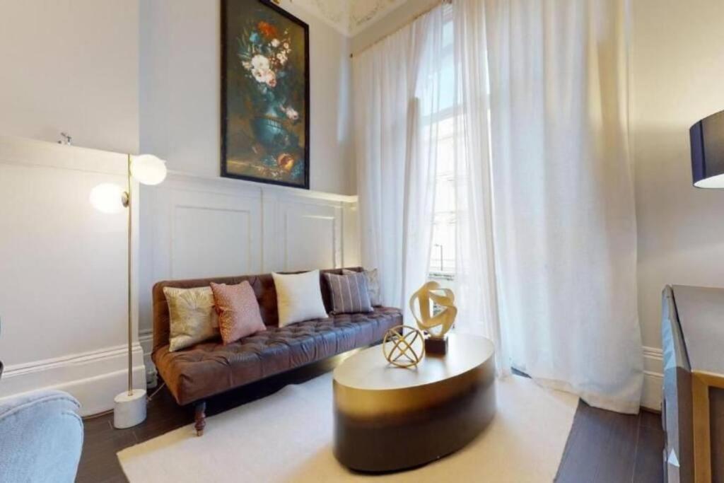 Stunning Hyde Park Home with Private Balcony & Lift Elevator Access