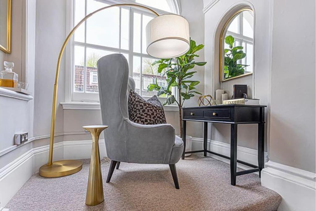 Stylish & Cosy Hyde Park Home by Tube Metro Stations with Elevator - Lift