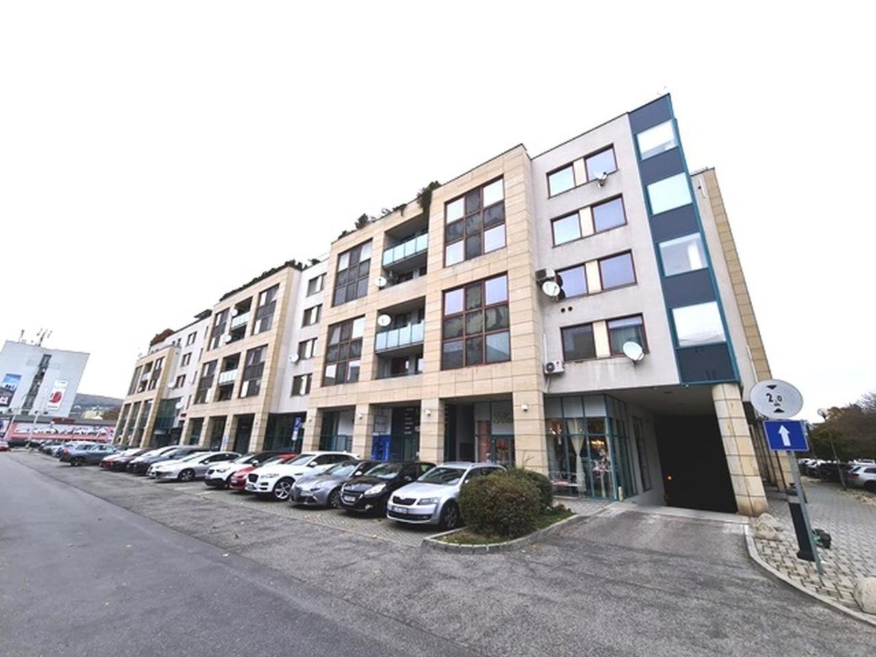 Apartment 'ACTIVE LIFE' - Hockey, Football and Basketball stadium, POLUS Shopping center - air conditioned and parking possibility view 3