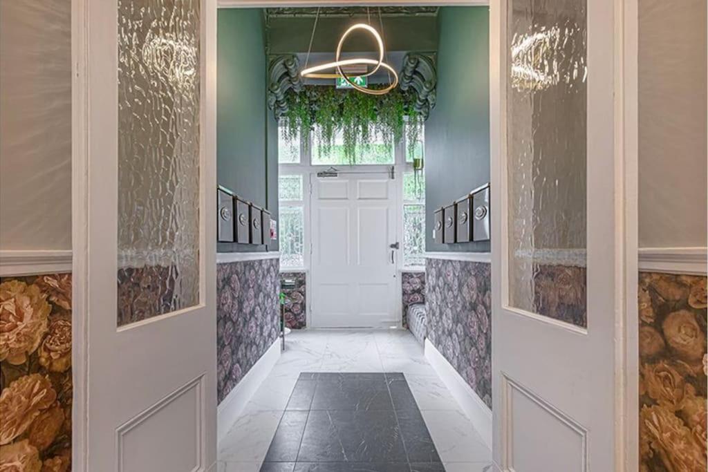 Gorgeous Hyde Park Home with Elevator Access by Tube Metro Stations