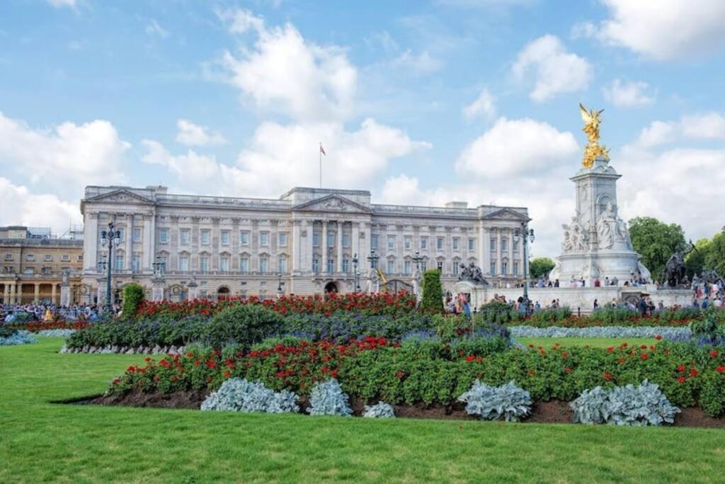Brilliant 3 Bedroom Hyde Park Apartment plus a sofa-bed, Building with Elevator, 1 Flight of stairs only to climb
