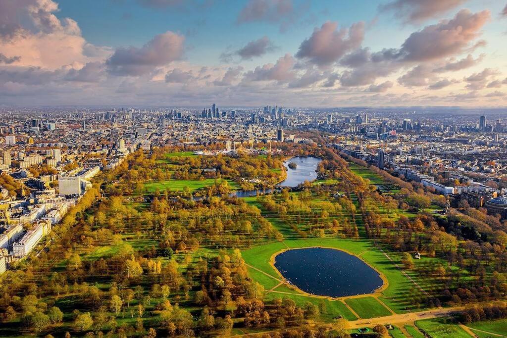 Brilliant 3 Bedroom Hyde Park Apartment plus a sofa-bed, Building with Elevator, 1 Flight of stairs only to climb