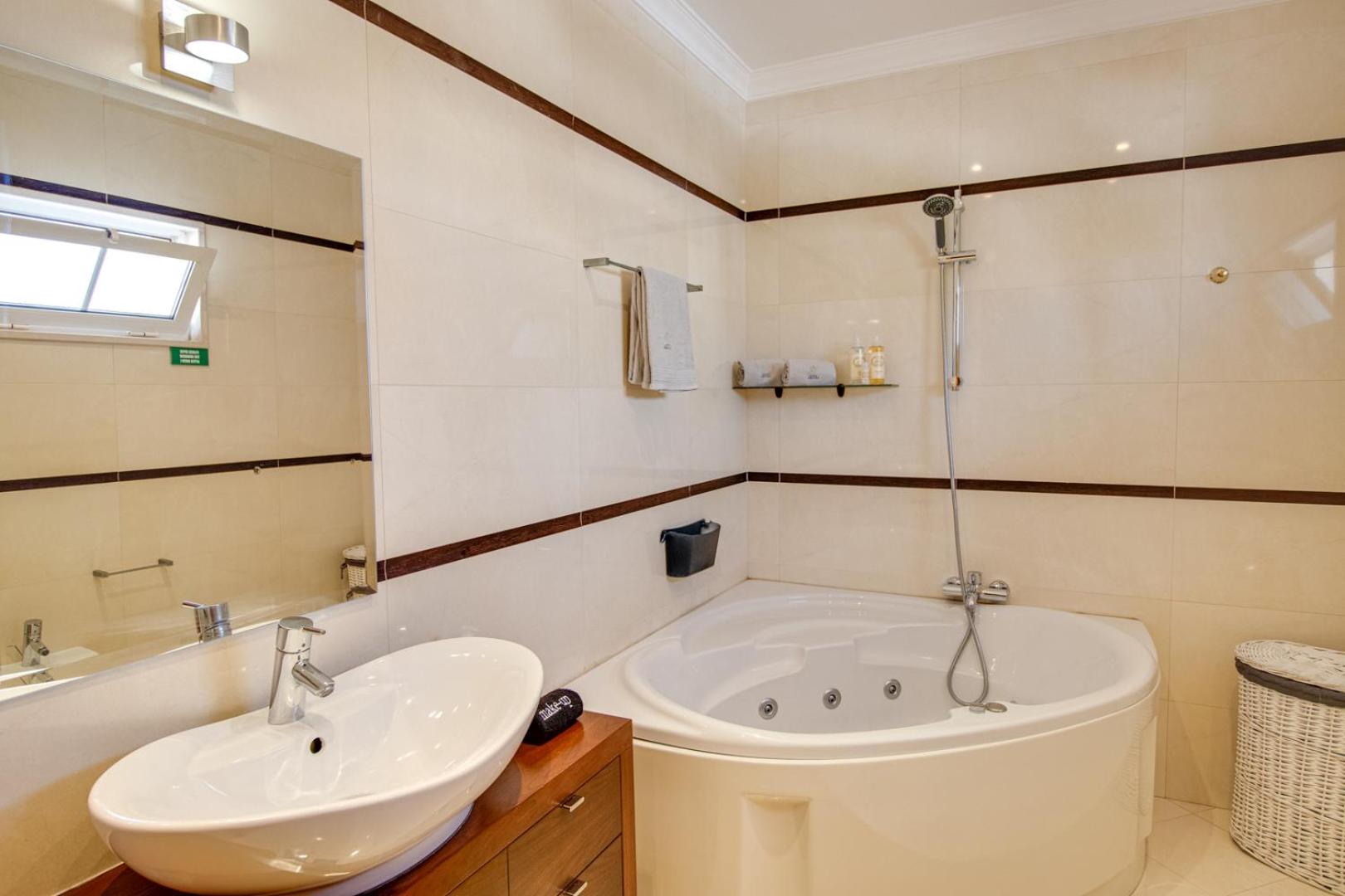 Private Deluxe 3BD Villa Pool Wi-Fi AC BBQ view 4