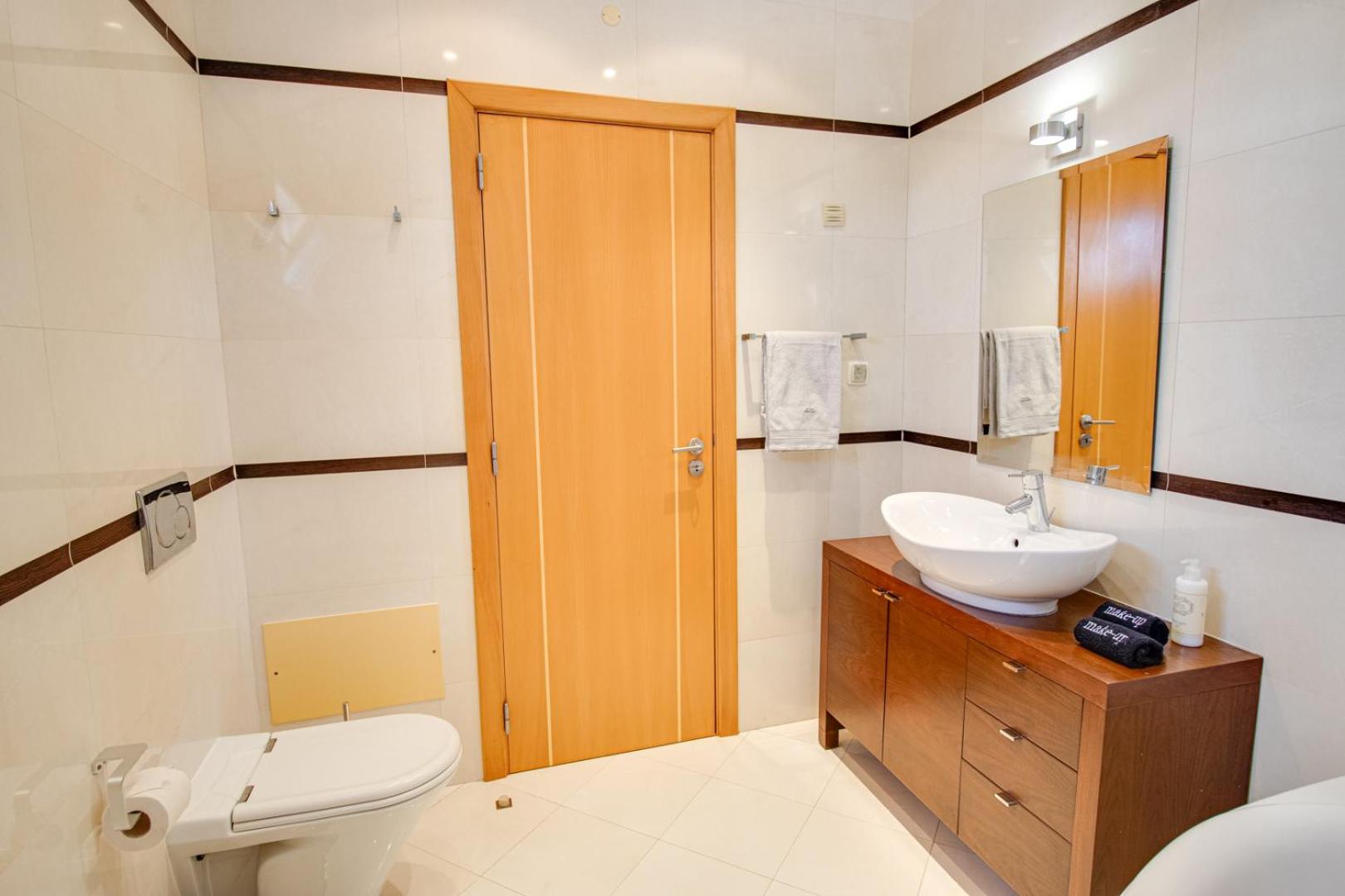 Private Deluxe 3BD Villa Pool Wi-Fi AC BBQ view 5
