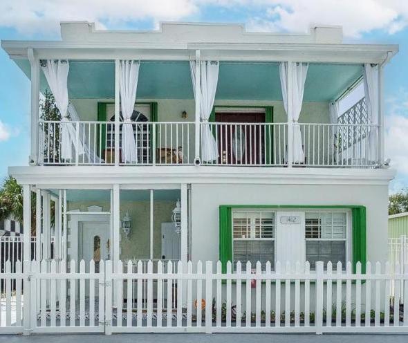 The Golden Alligator 1 - 3 beds 2 baths in West Palm Beach close to everything view 3
