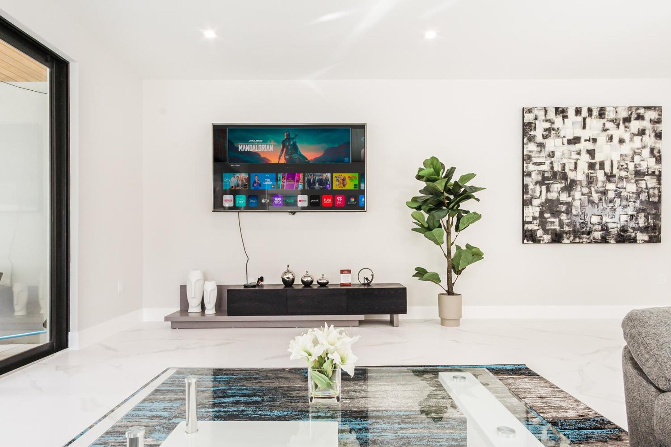 Luxury Paradise walk to Las Olas -5 mins to Beach